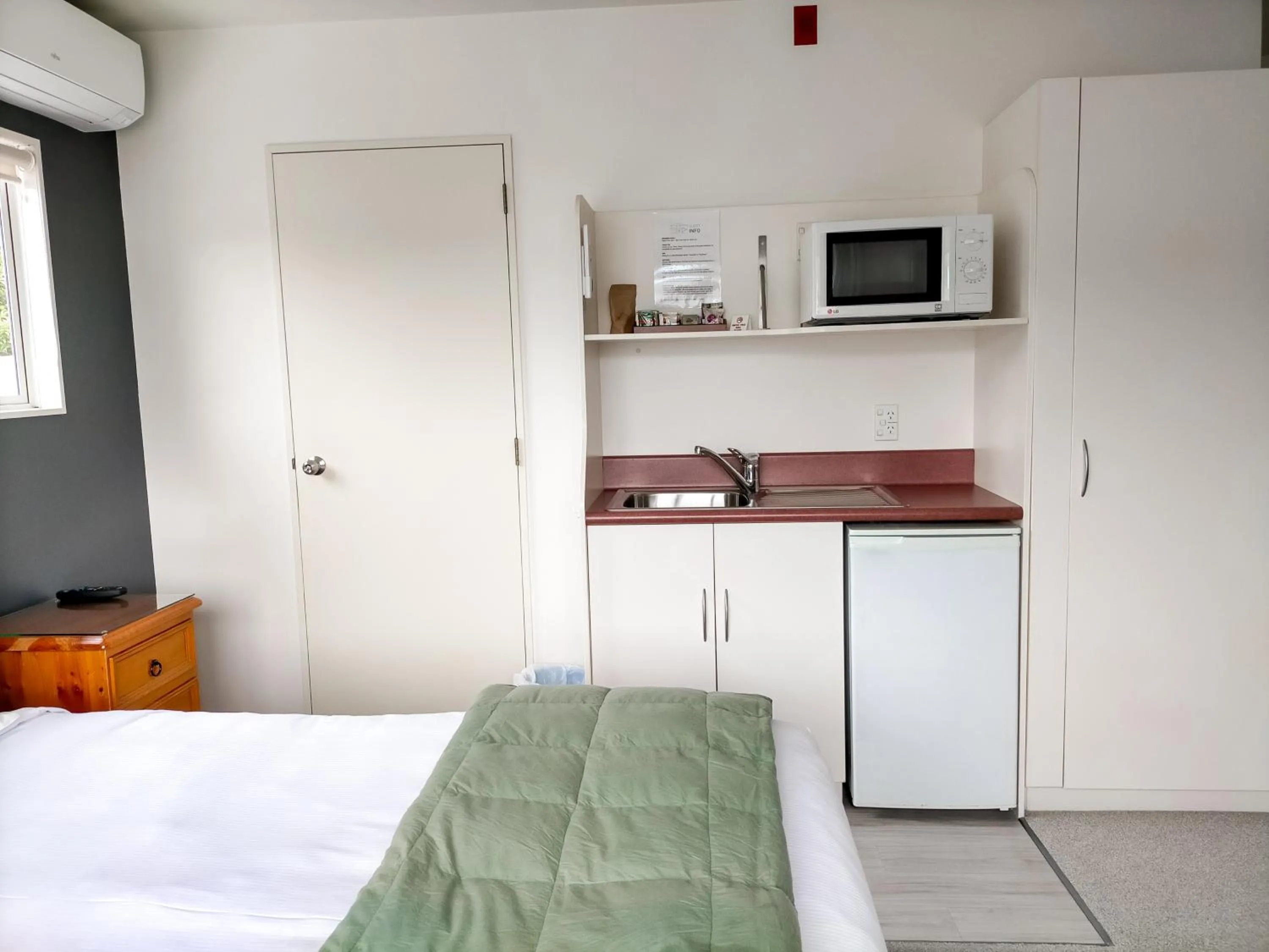 Coffee/tea facilities, Bed in Boutique Motel