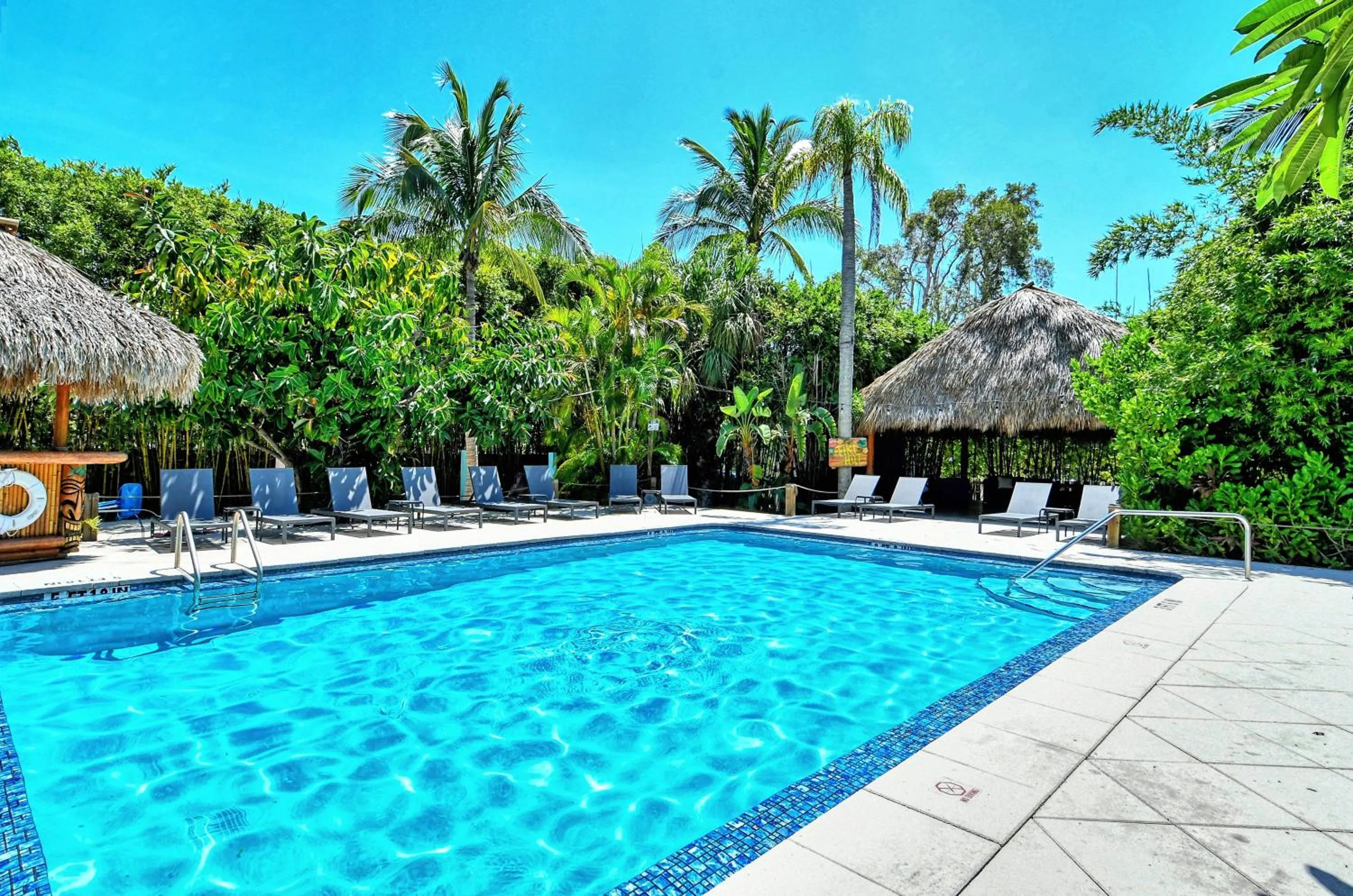 Swimming pool in Siesta Key Palms Resort