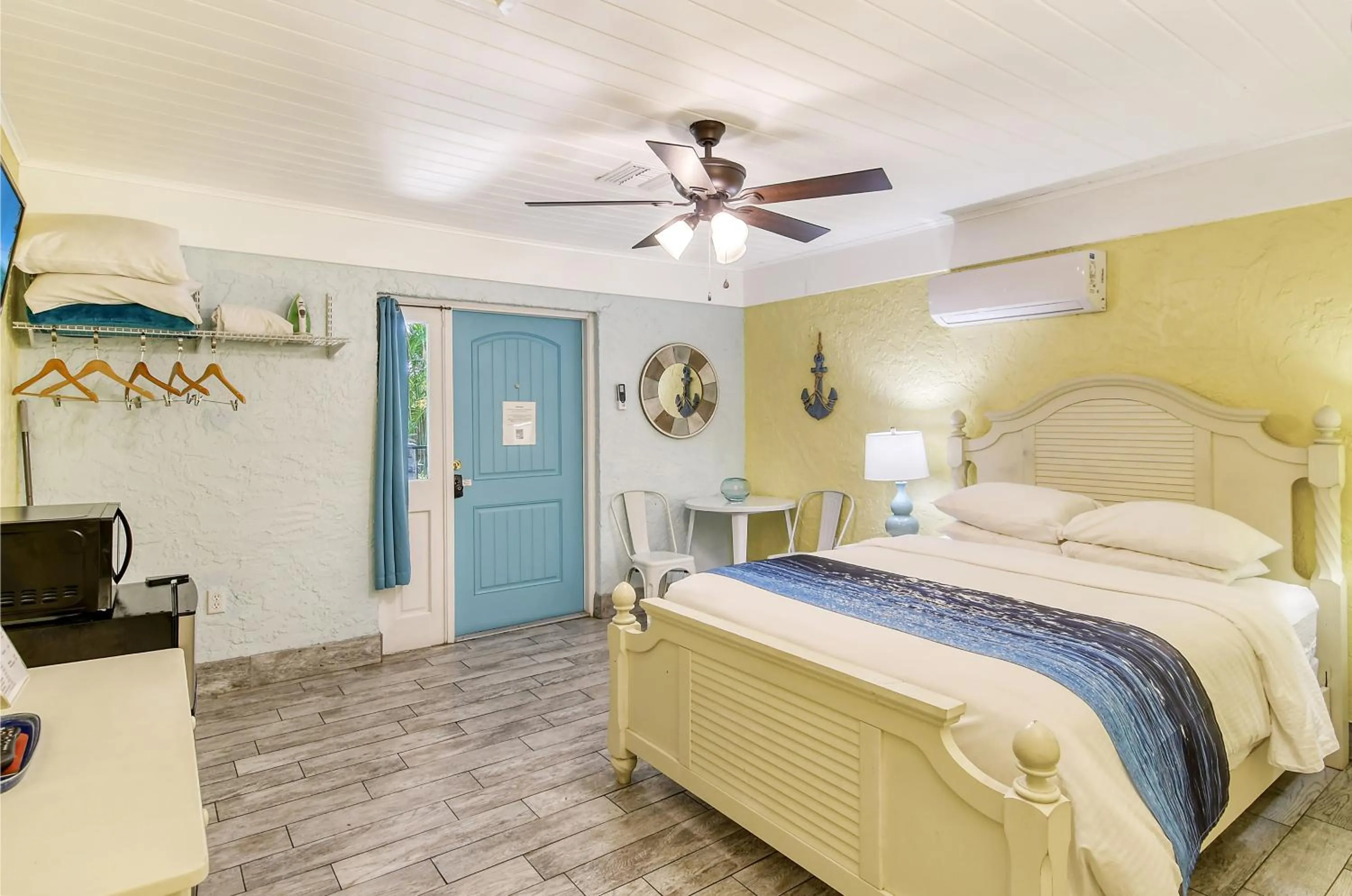 Bedroom, Bed in Siesta Key Palms Resort