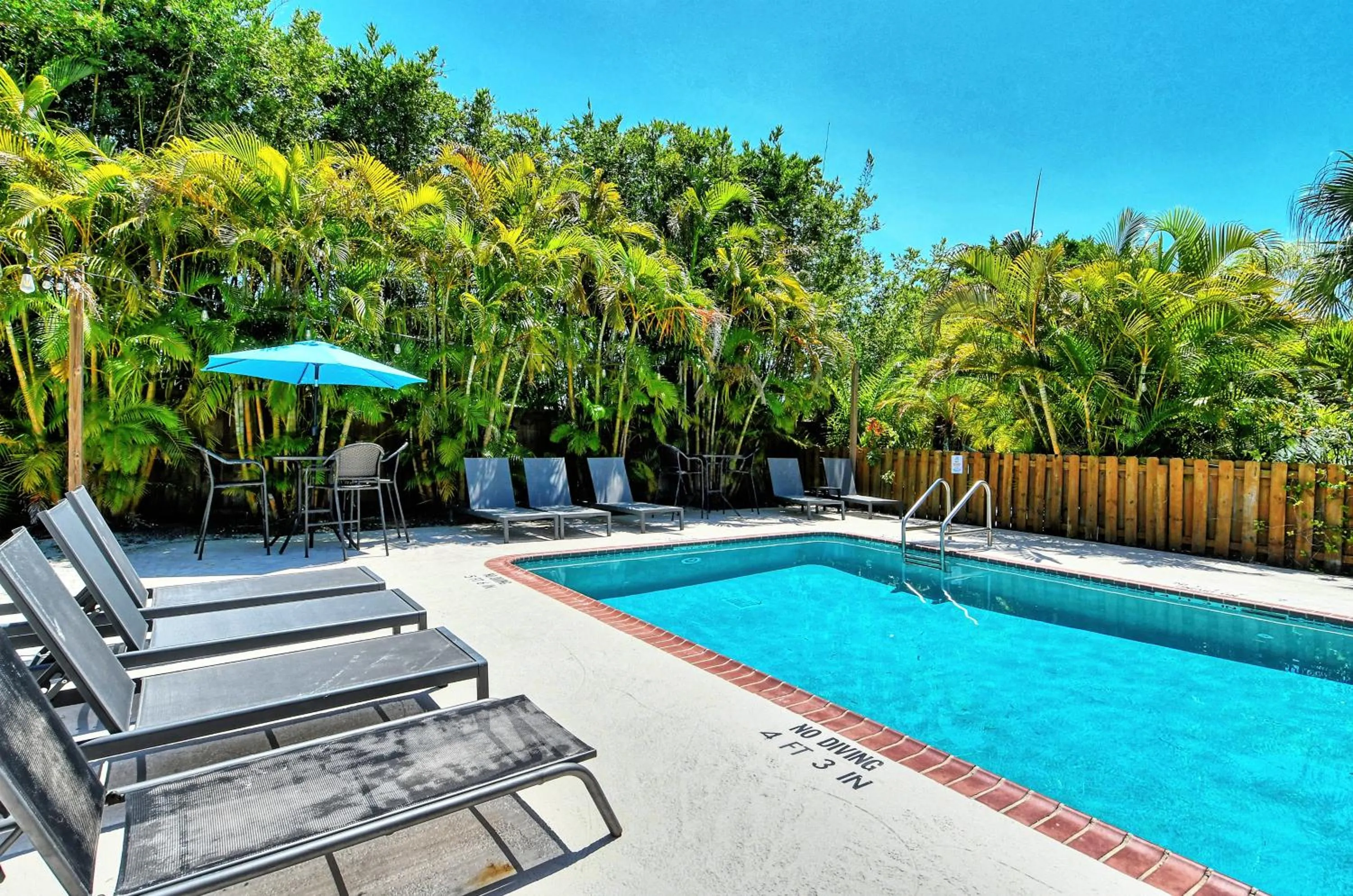 Swimming pool in Siesta Key Palms Resort