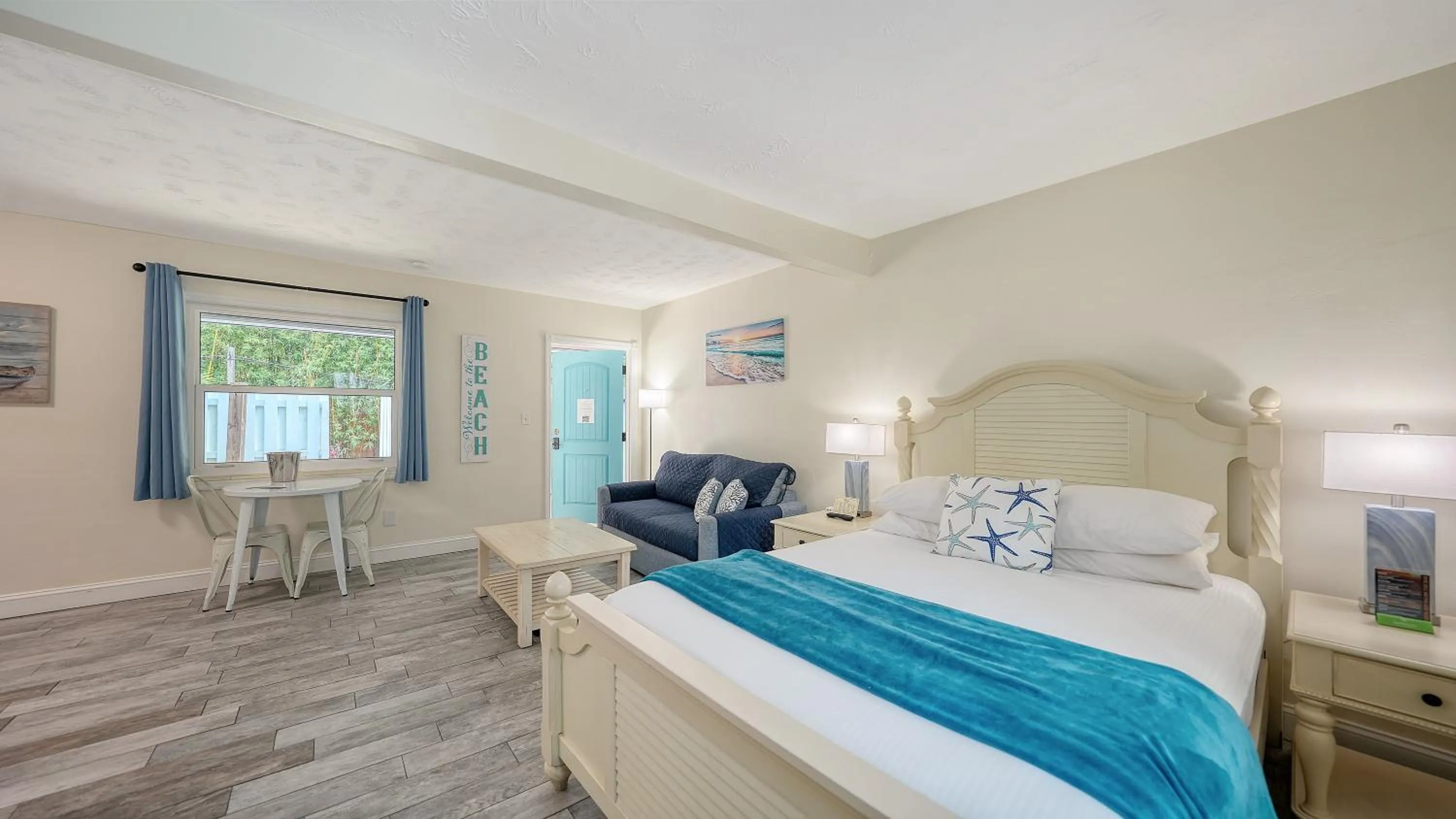 Bed in Siesta Key Palms Resort