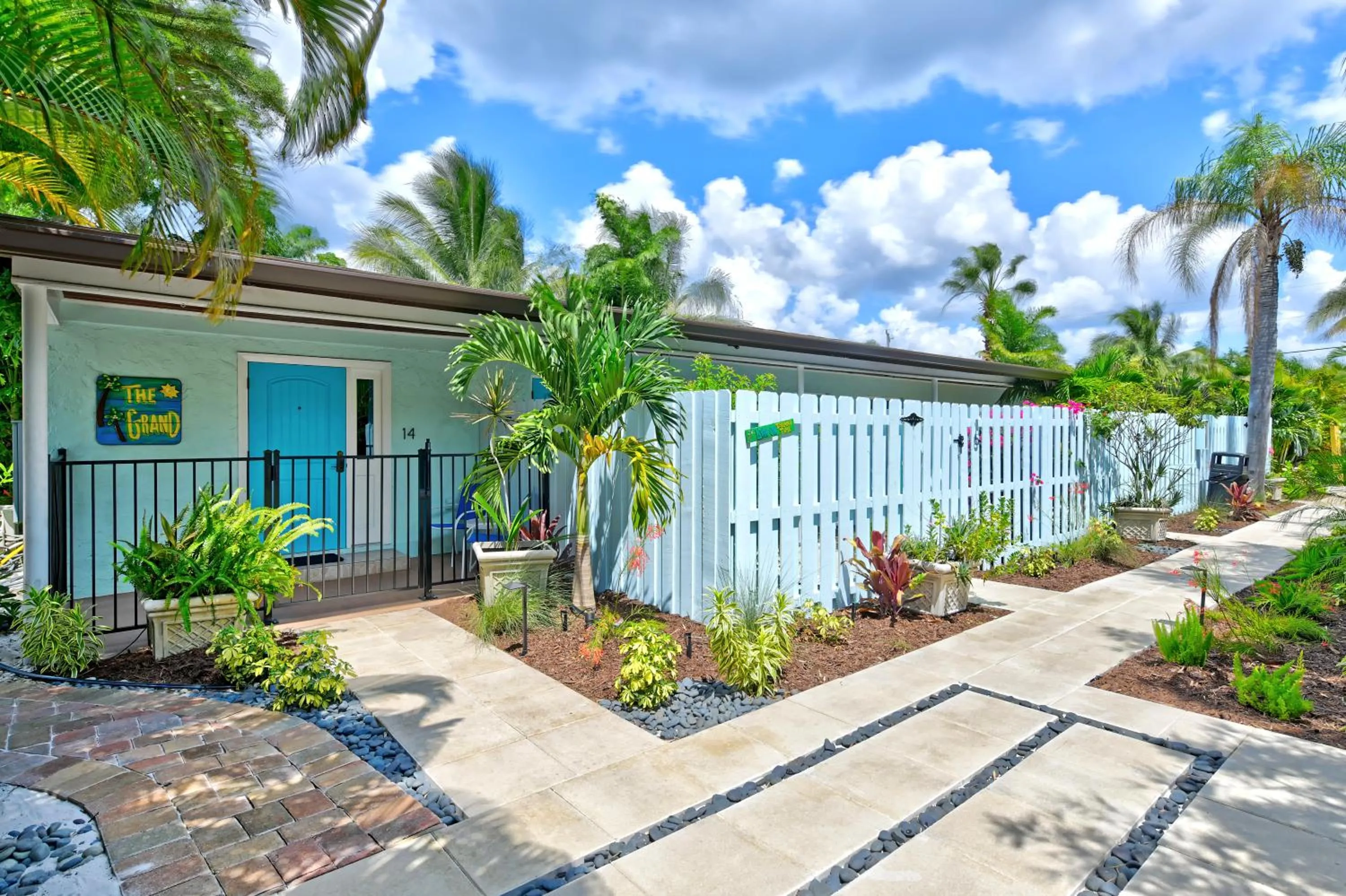 Property building in Siesta Key Palms Resort