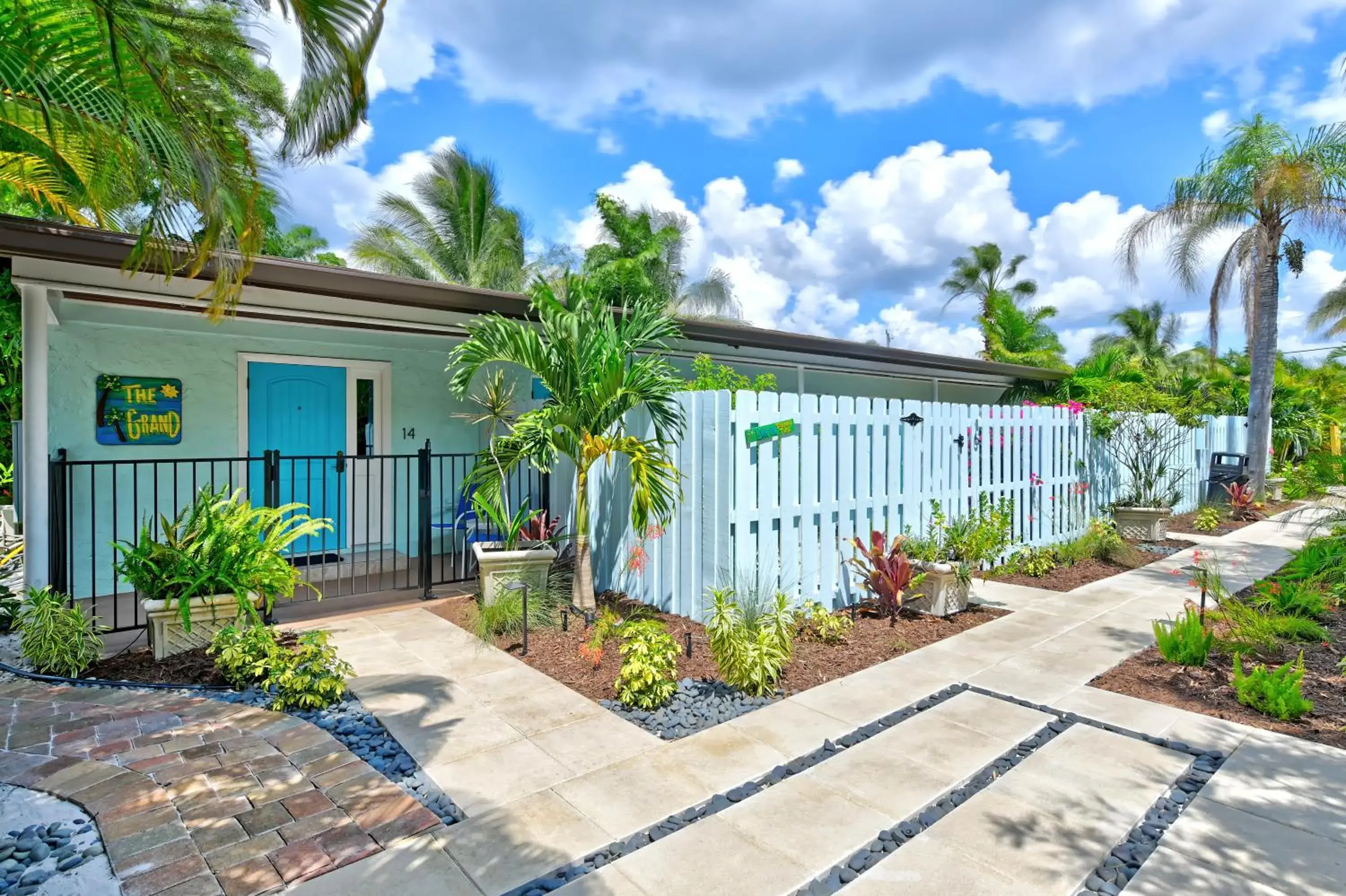 Property building in Siesta Key Palms Resort Property building in Siesta Key Palms Resort