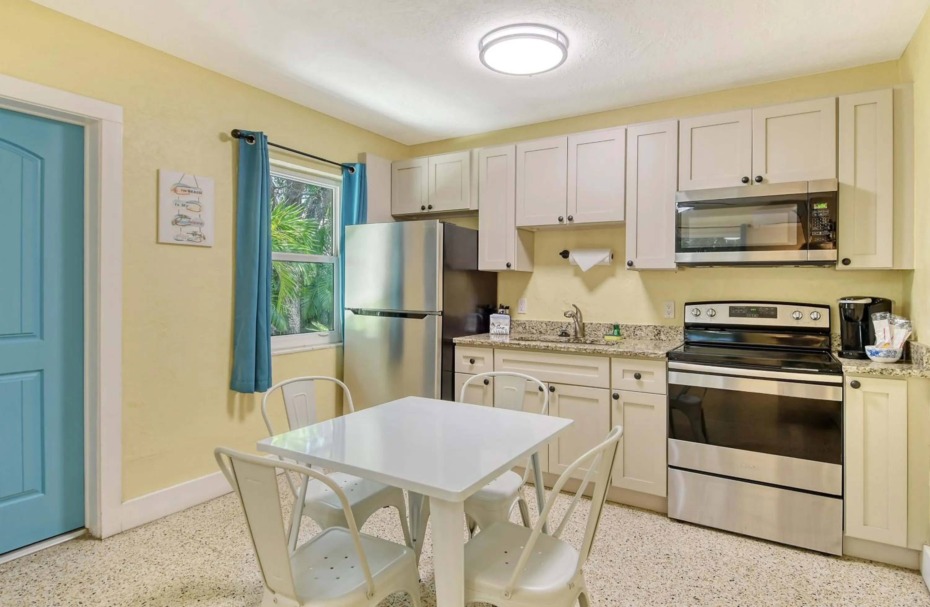 Kitchen or kitchenette in Siesta Key Palms Resort