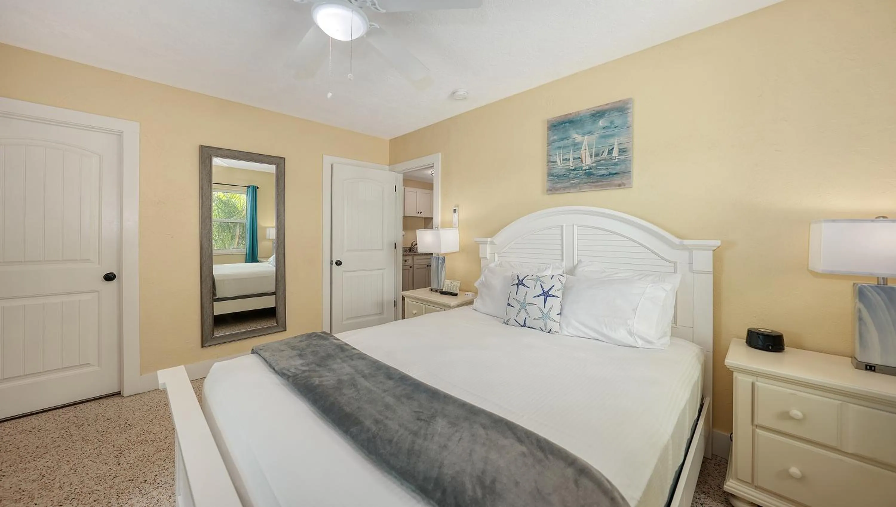 Bed in Siesta Key Palms Resort