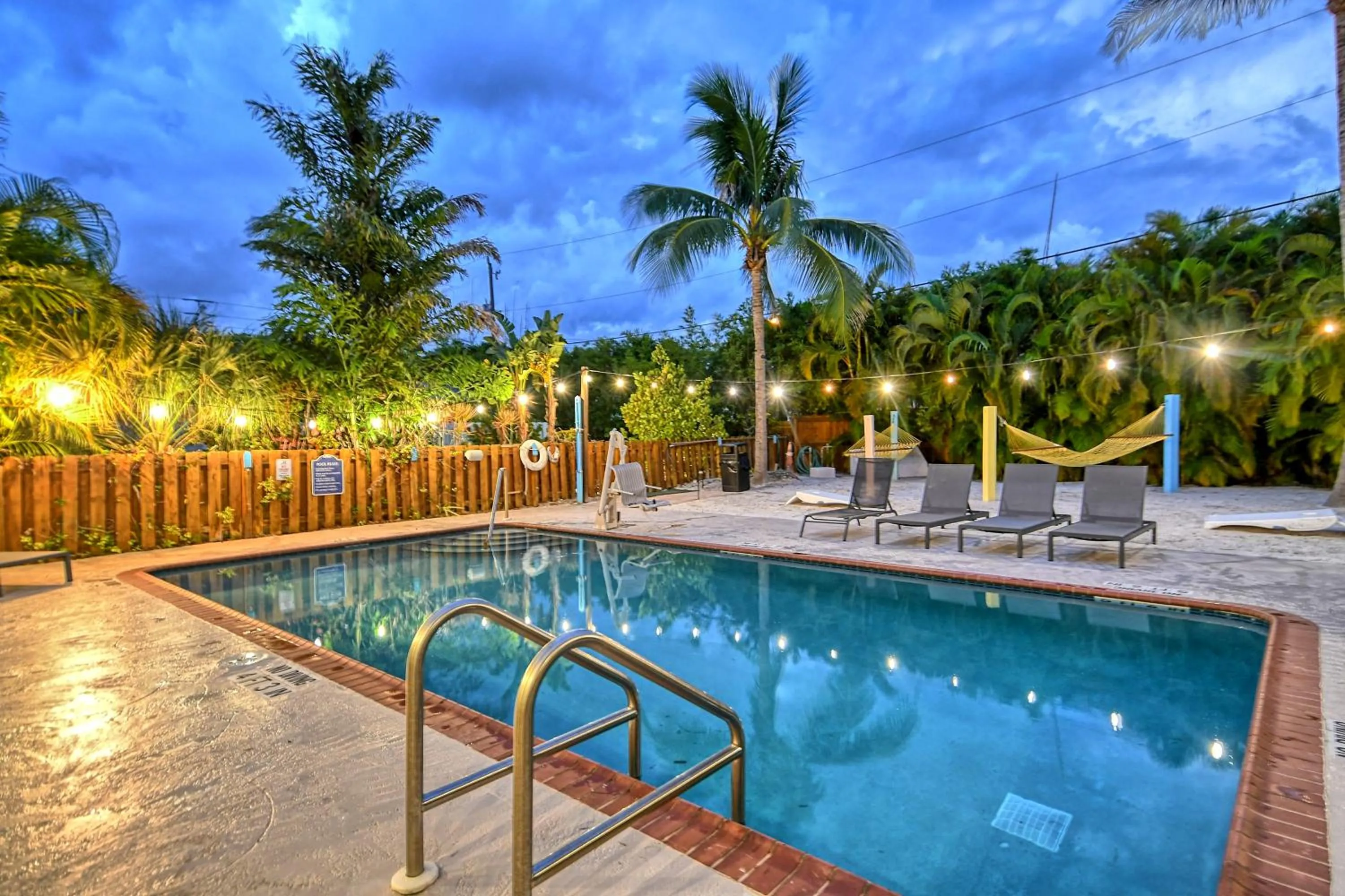 Swimming pool in Siesta Key Palms Resort