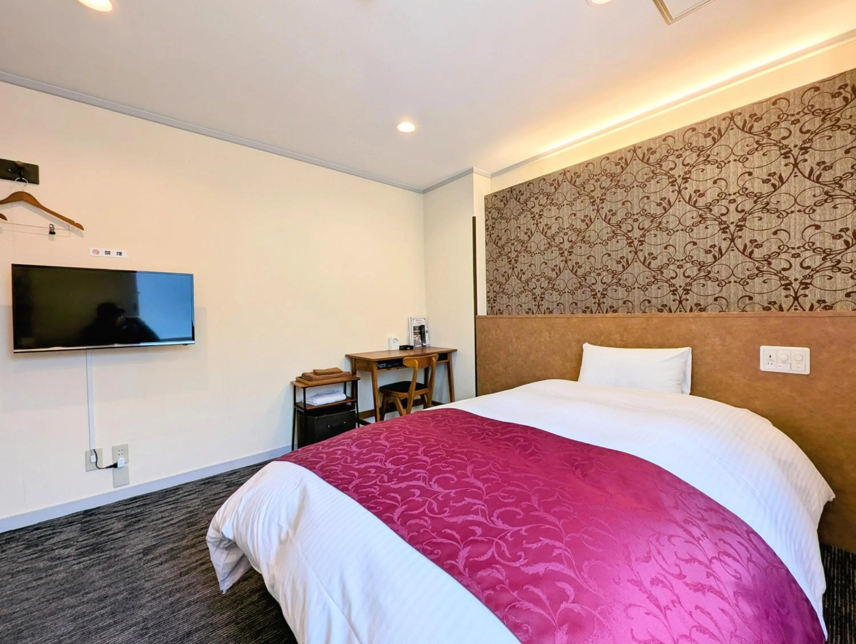 Photo of the whole room, Bed in Kanazawa Station Hotel