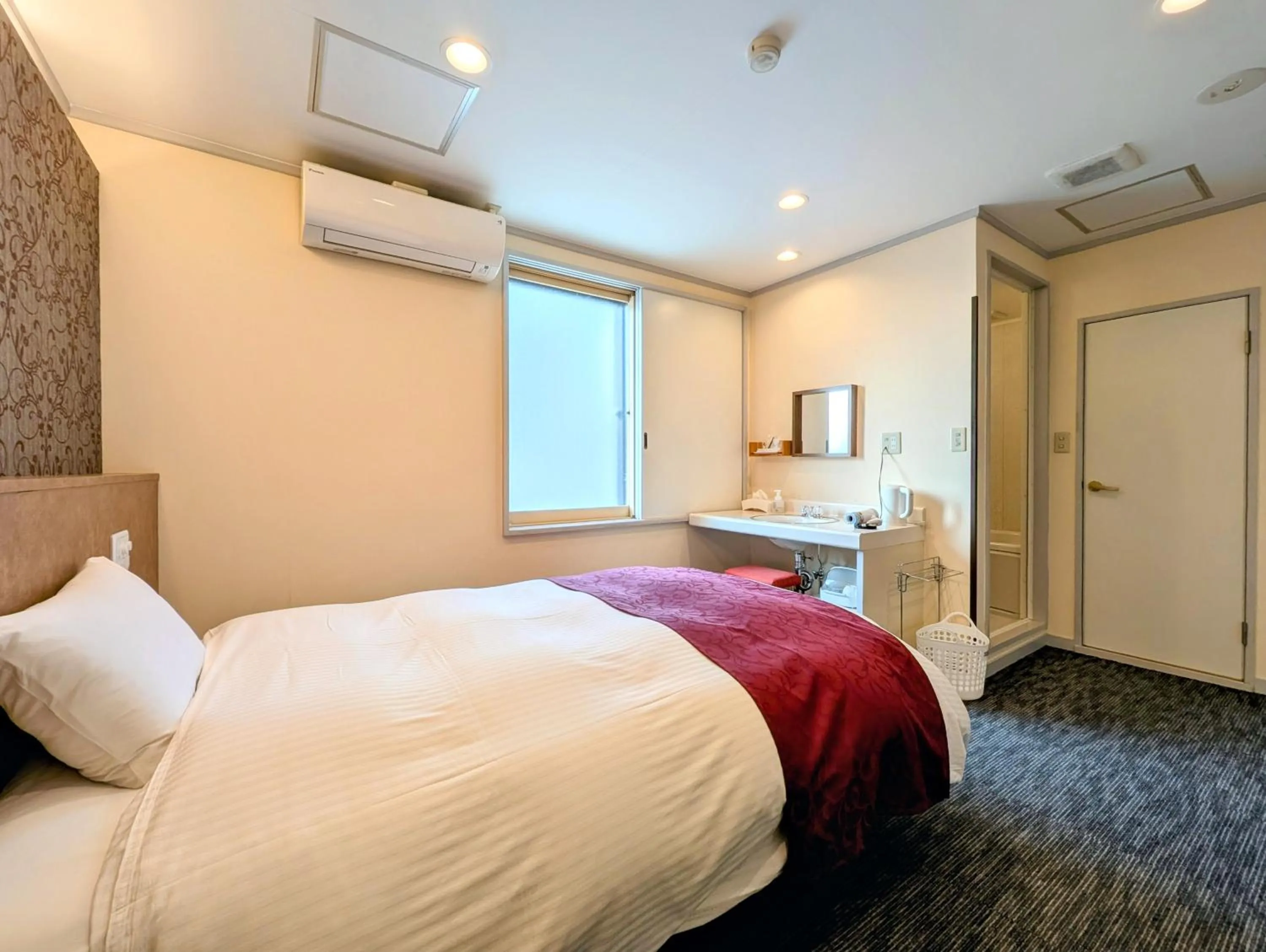 Photo of the whole room, Bed in Kanazawa Station Hotel