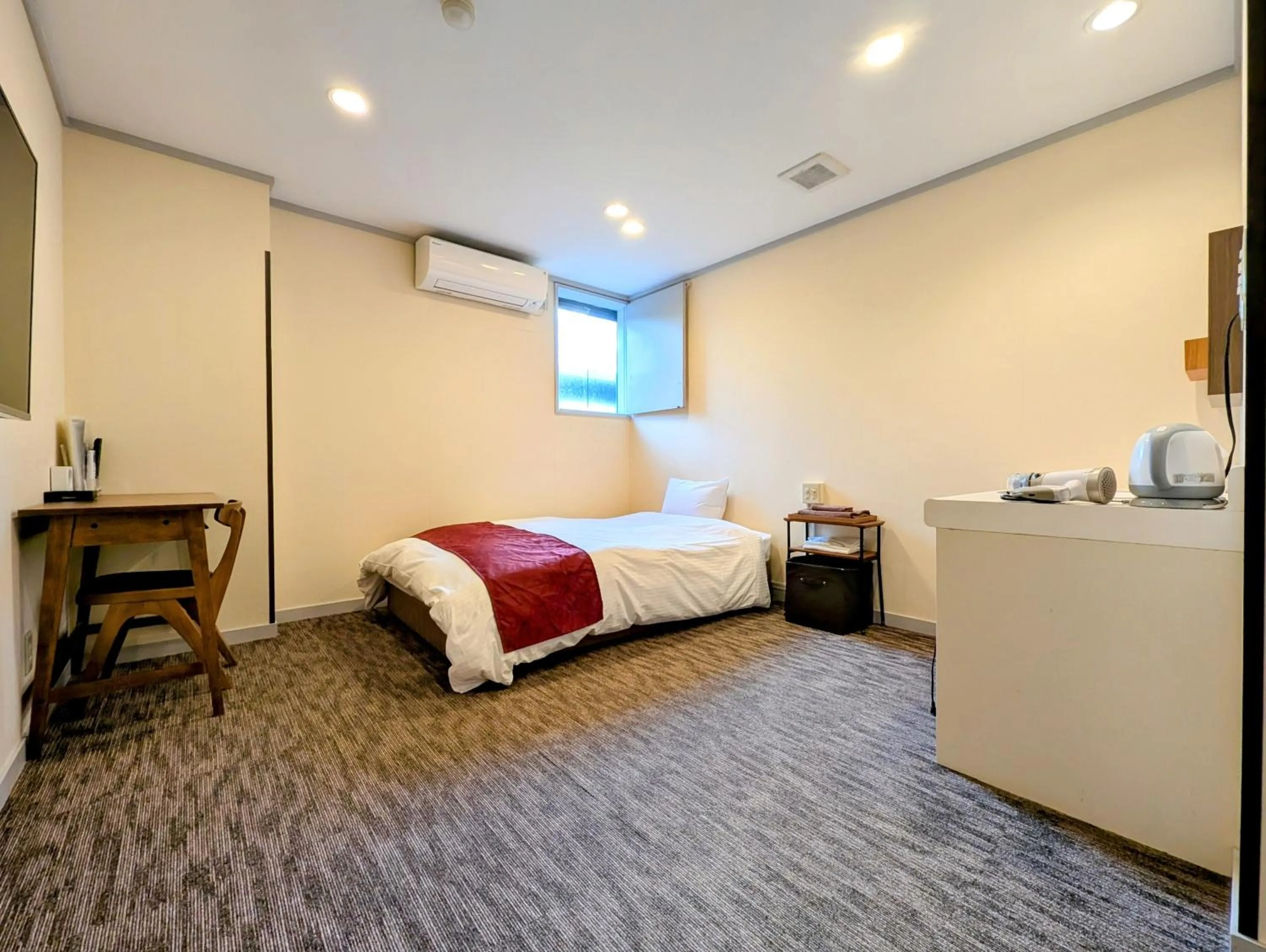 Photo of the whole room, Bed in Kanazawa Station Hotel