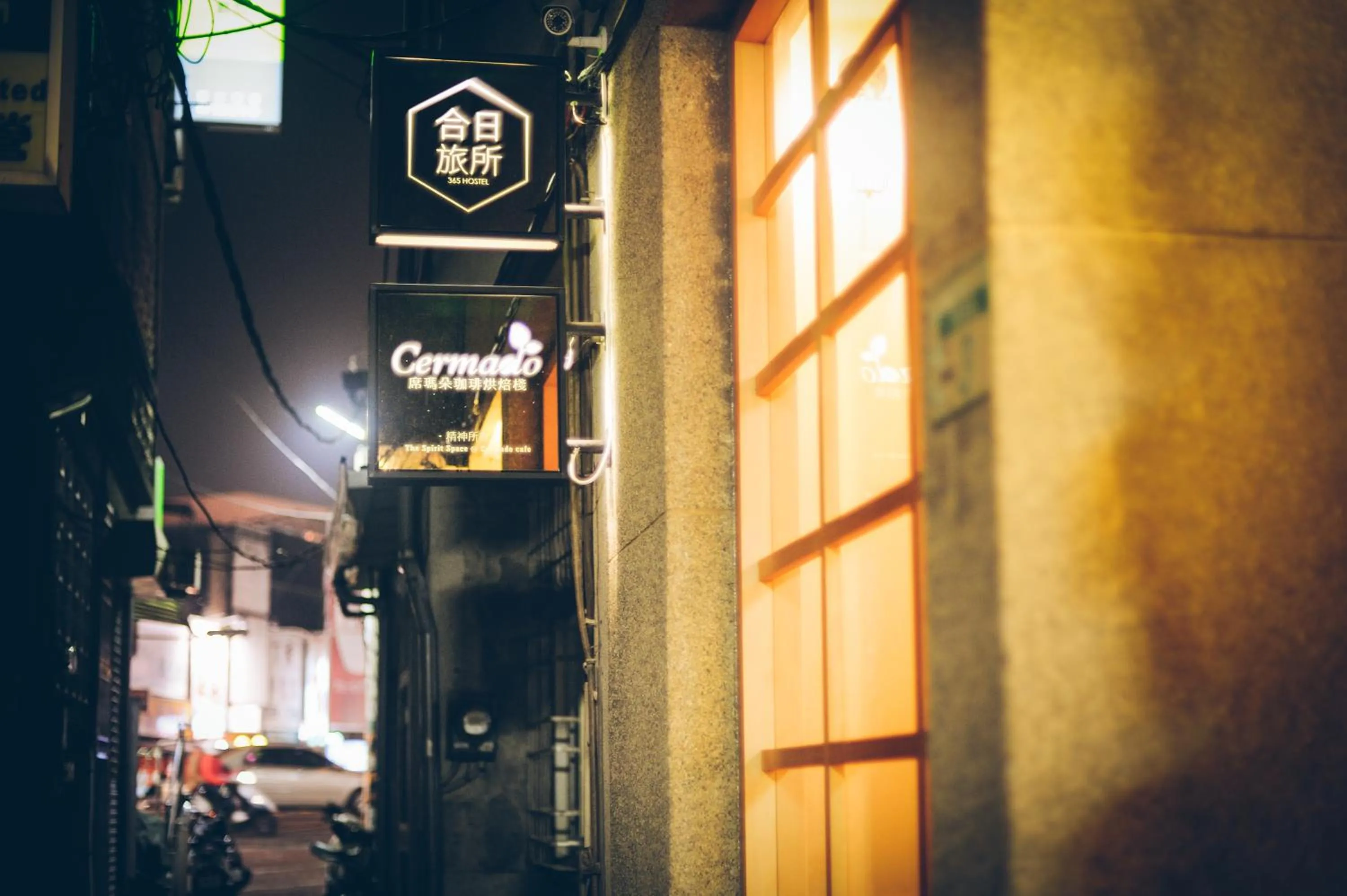 Facade/entrance in 365.Hostel