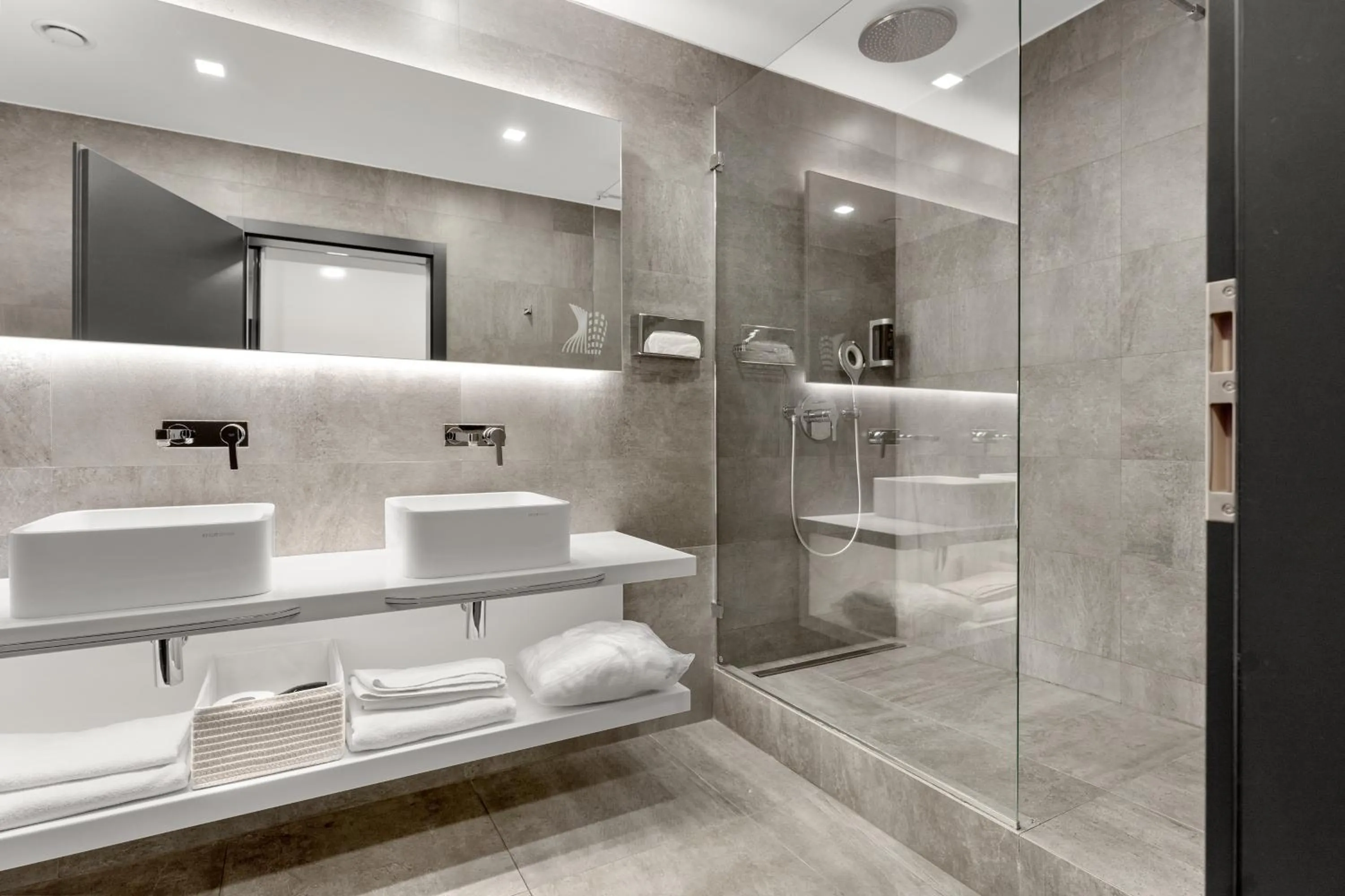 Bathroom in Dancing House - Tančící dům hotel