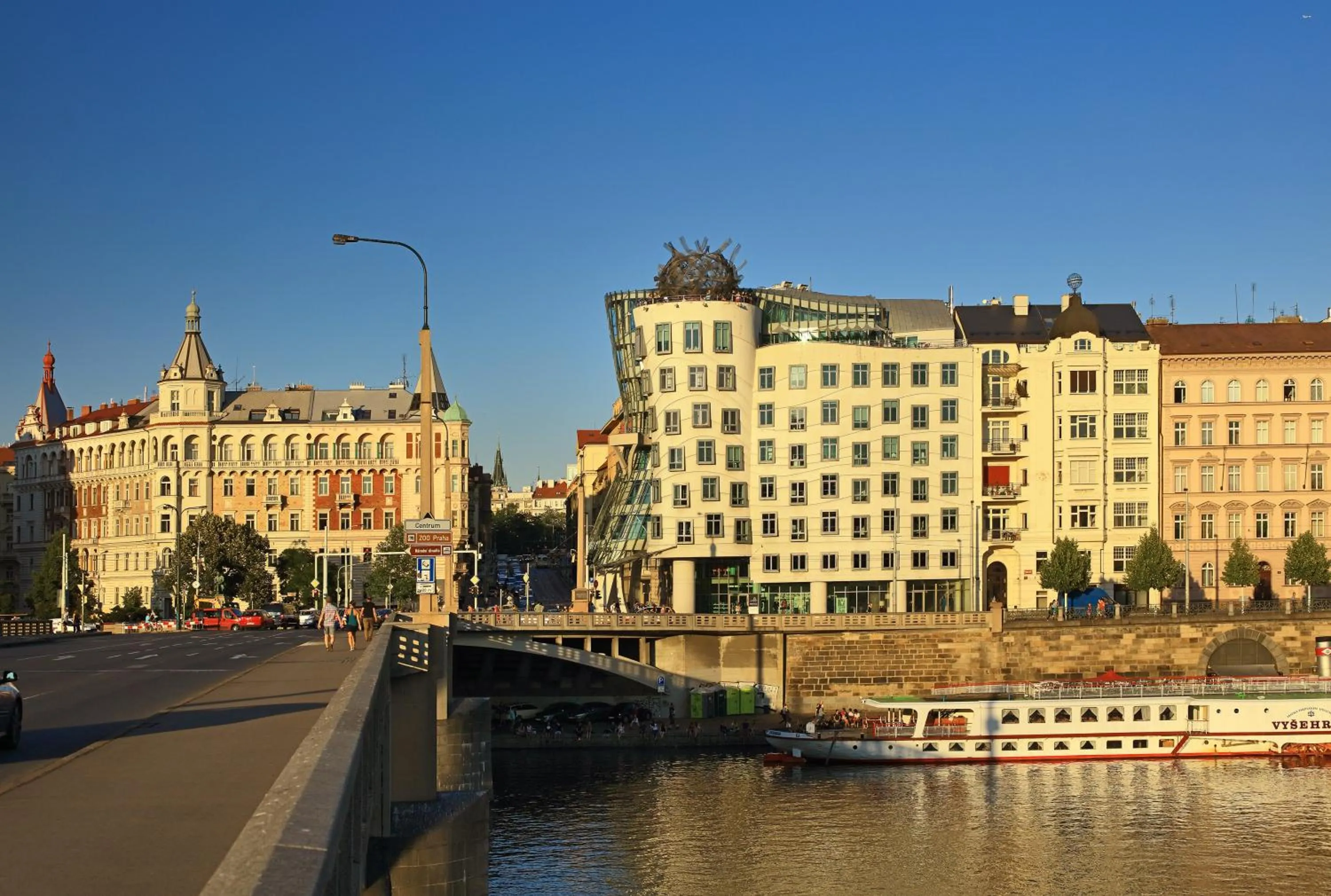 Neighbourhood in Dancing House - Tančící dům hotel