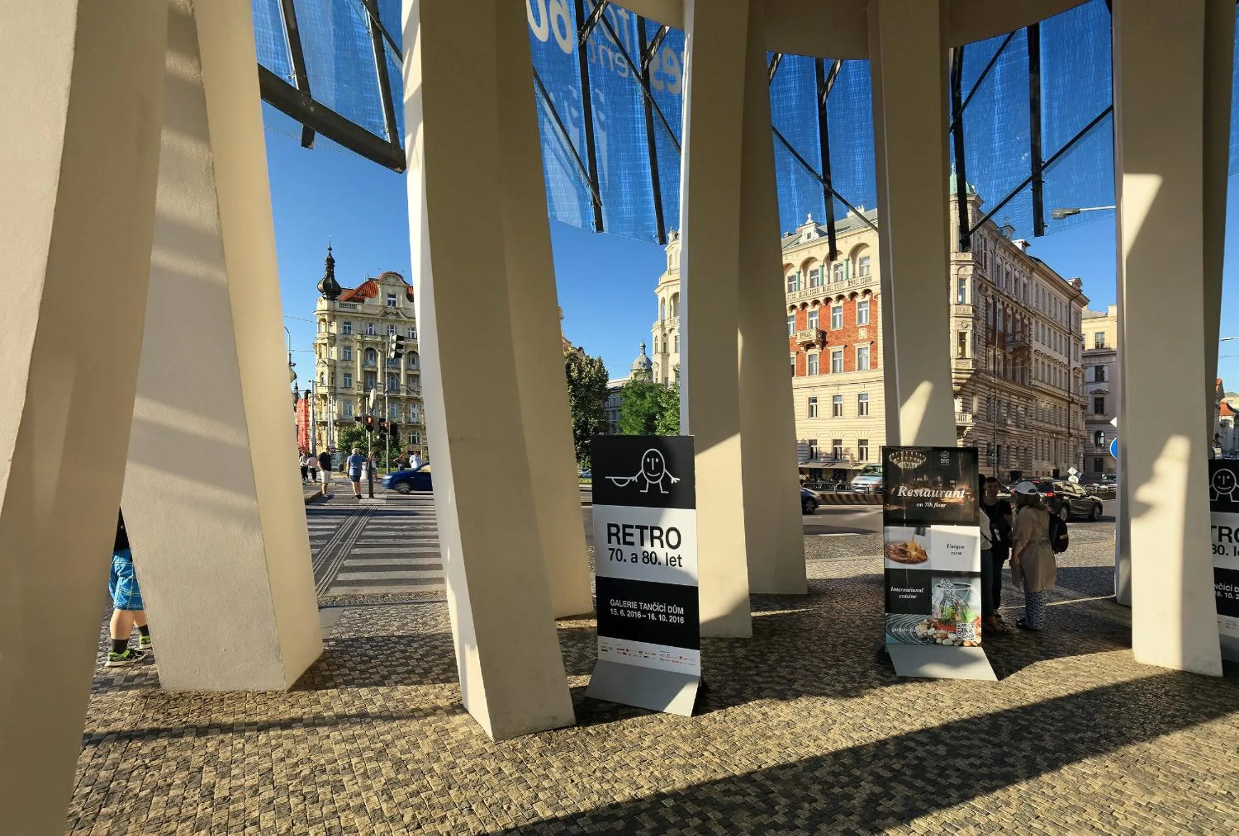 Neighbourhood in Dancing House - Tančící dům hotel