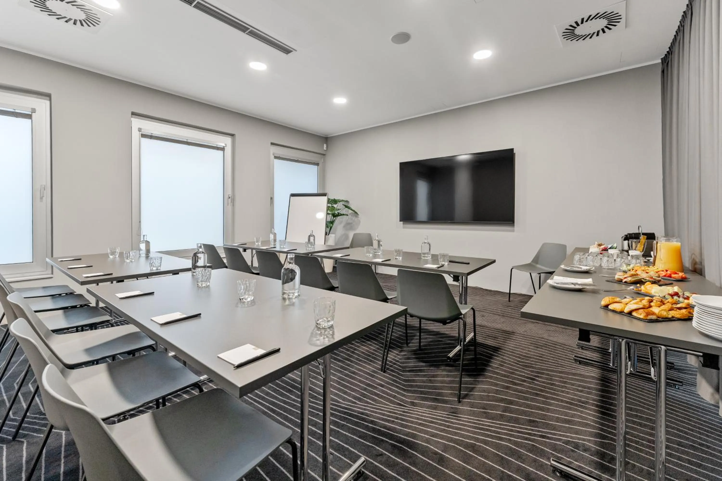 Meeting/conference room in Dancing House - Tančící dům hotel