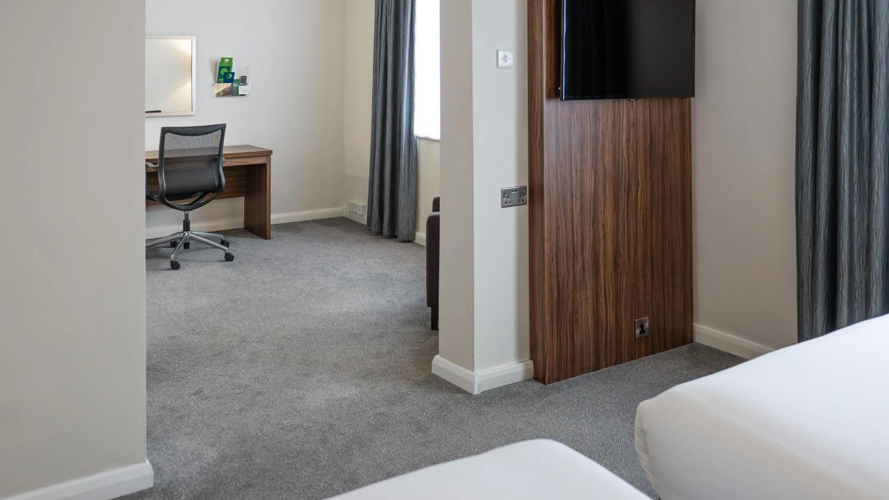 Communal lounge/ TV room, Bed in Holiday Inn Liverpool City Centre by IHG