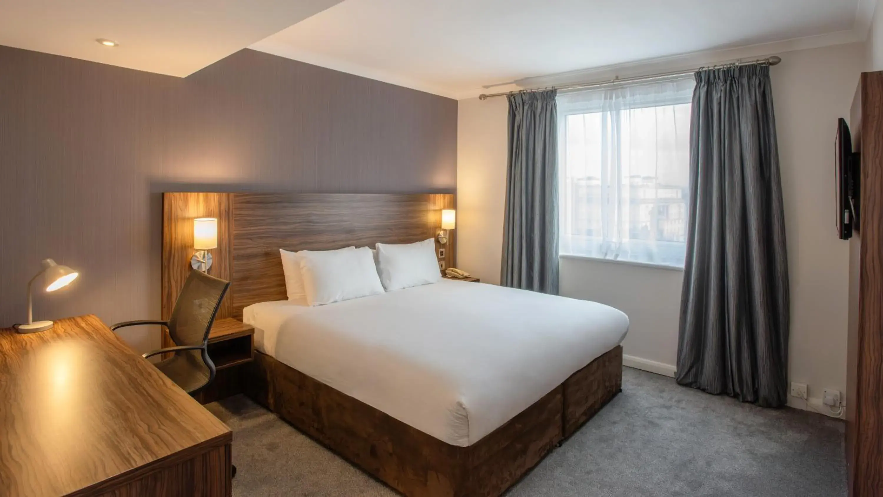 Bedroom, Bed in Holiday Inn Liverpool City Centre by IHG Bedroom, Bed in Holiday Inn Liverpool City Centre by IHG