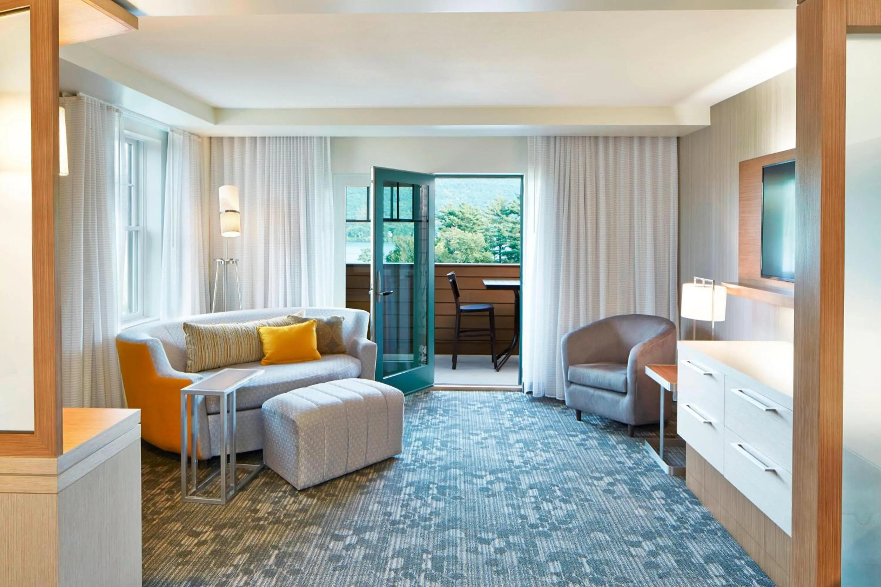 Living room, Bed in Courtyard by Marriott Lake George