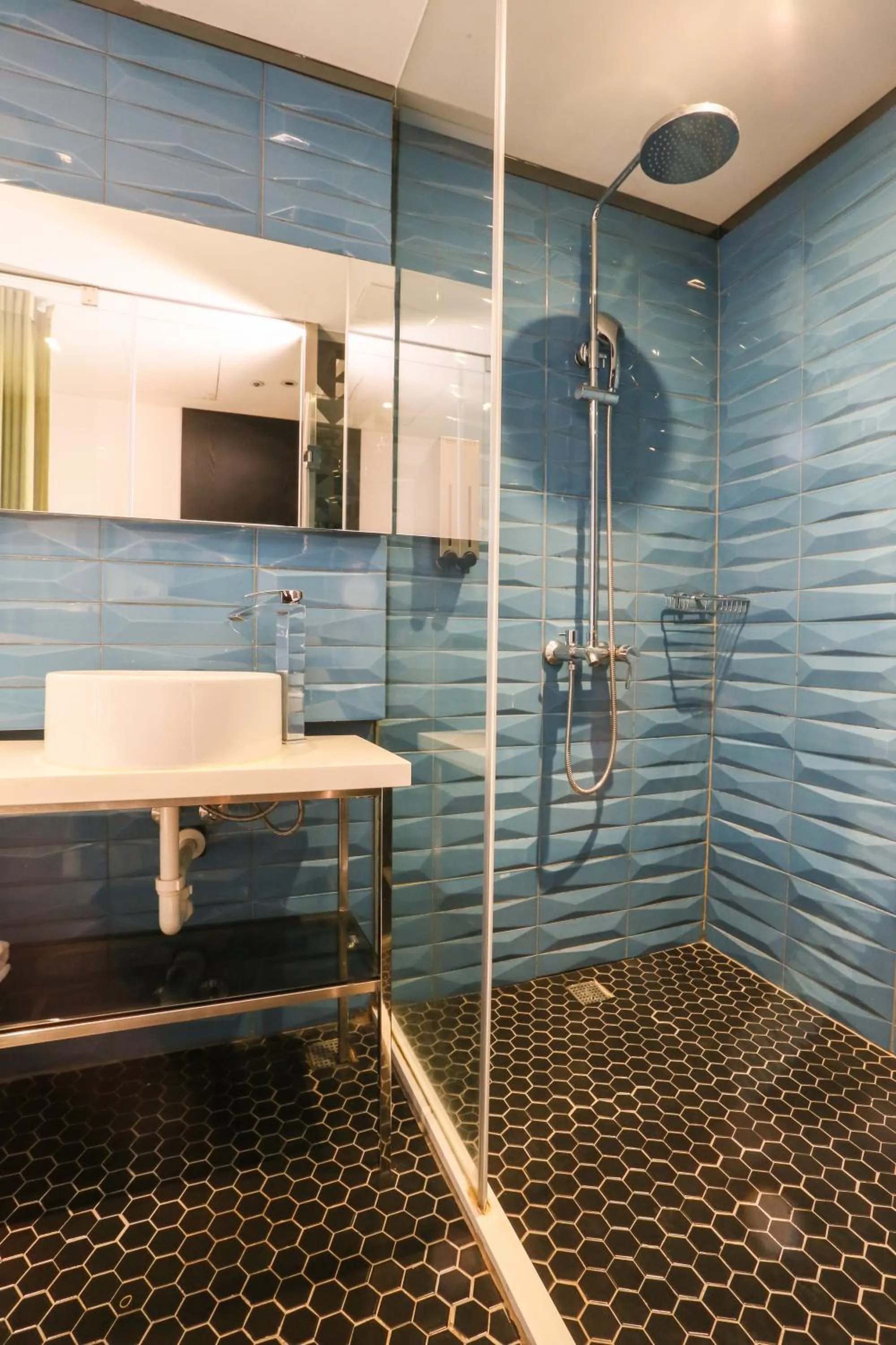 Shower in Hotel PaPa Whale