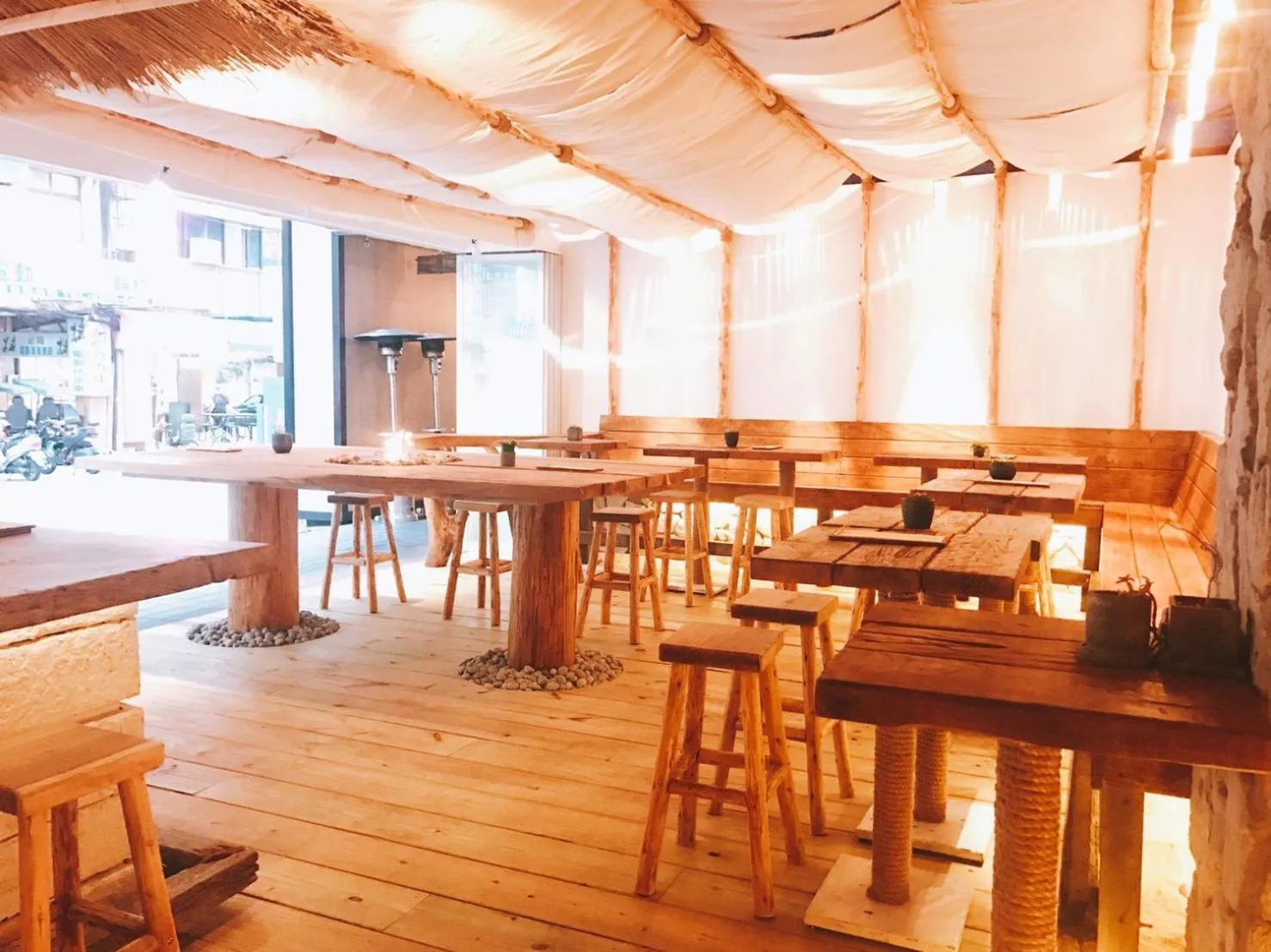 Restaurant/places to eat in Hotel PaPa Whale