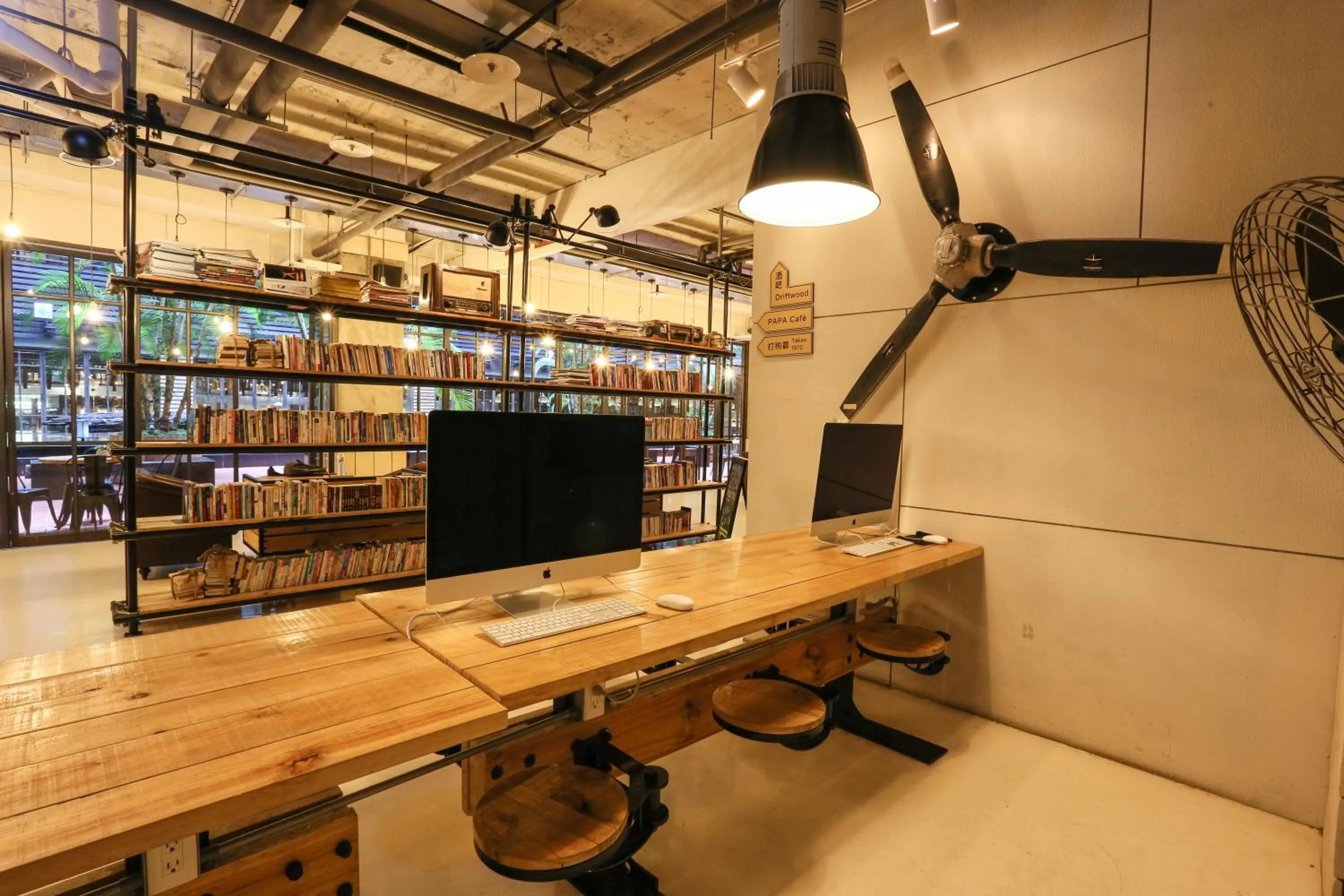 Communal lounge/ TV room in Hotel PaPa Whale