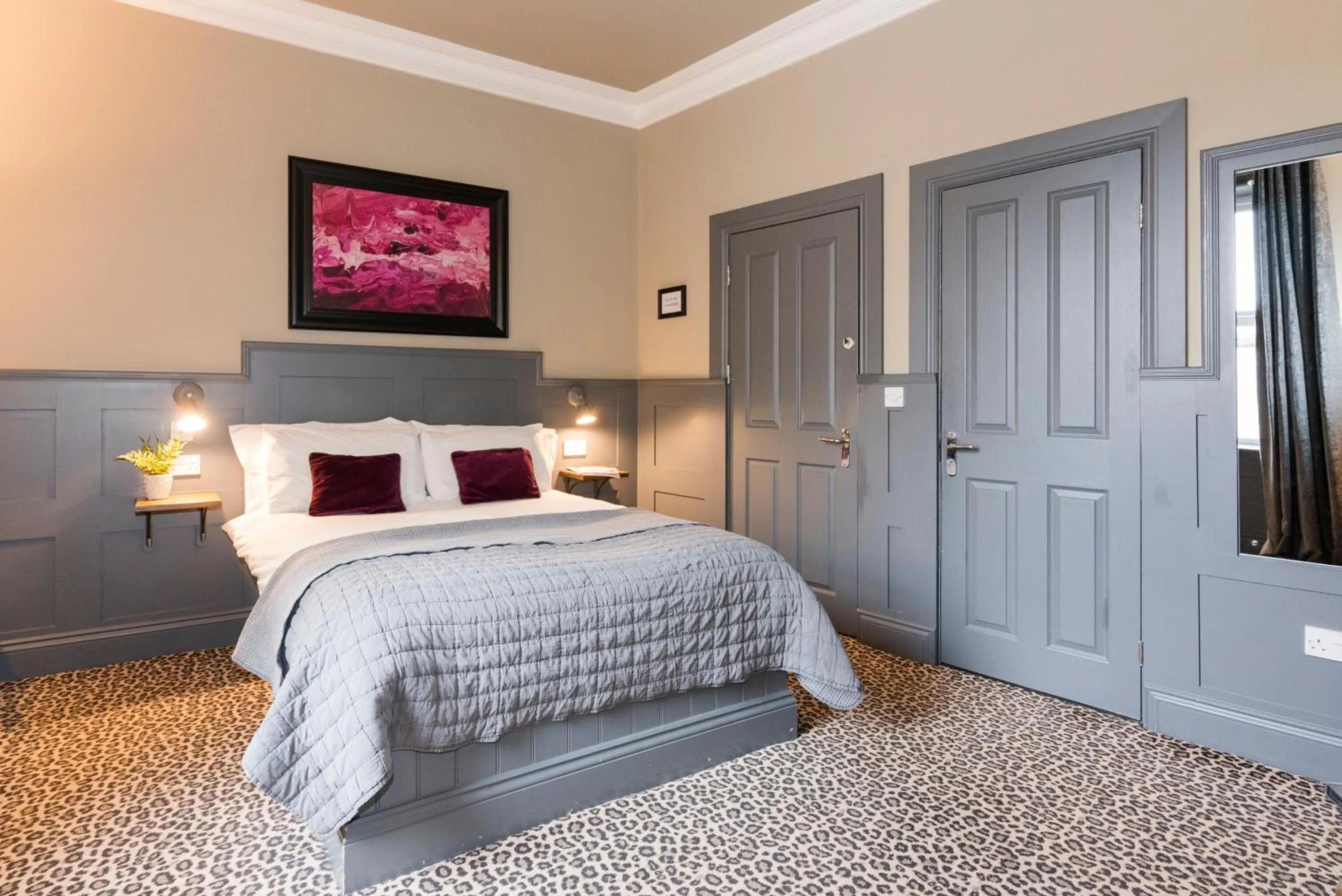 Double Room in Irvine Guest House