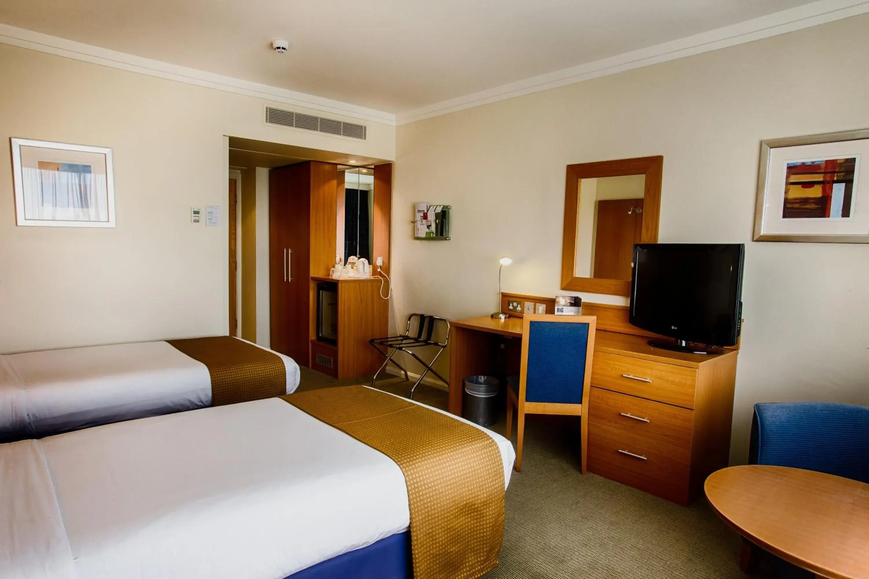Photo of the whole room, Bed in Holiday Inn London - Heathrow M4Jct.4
