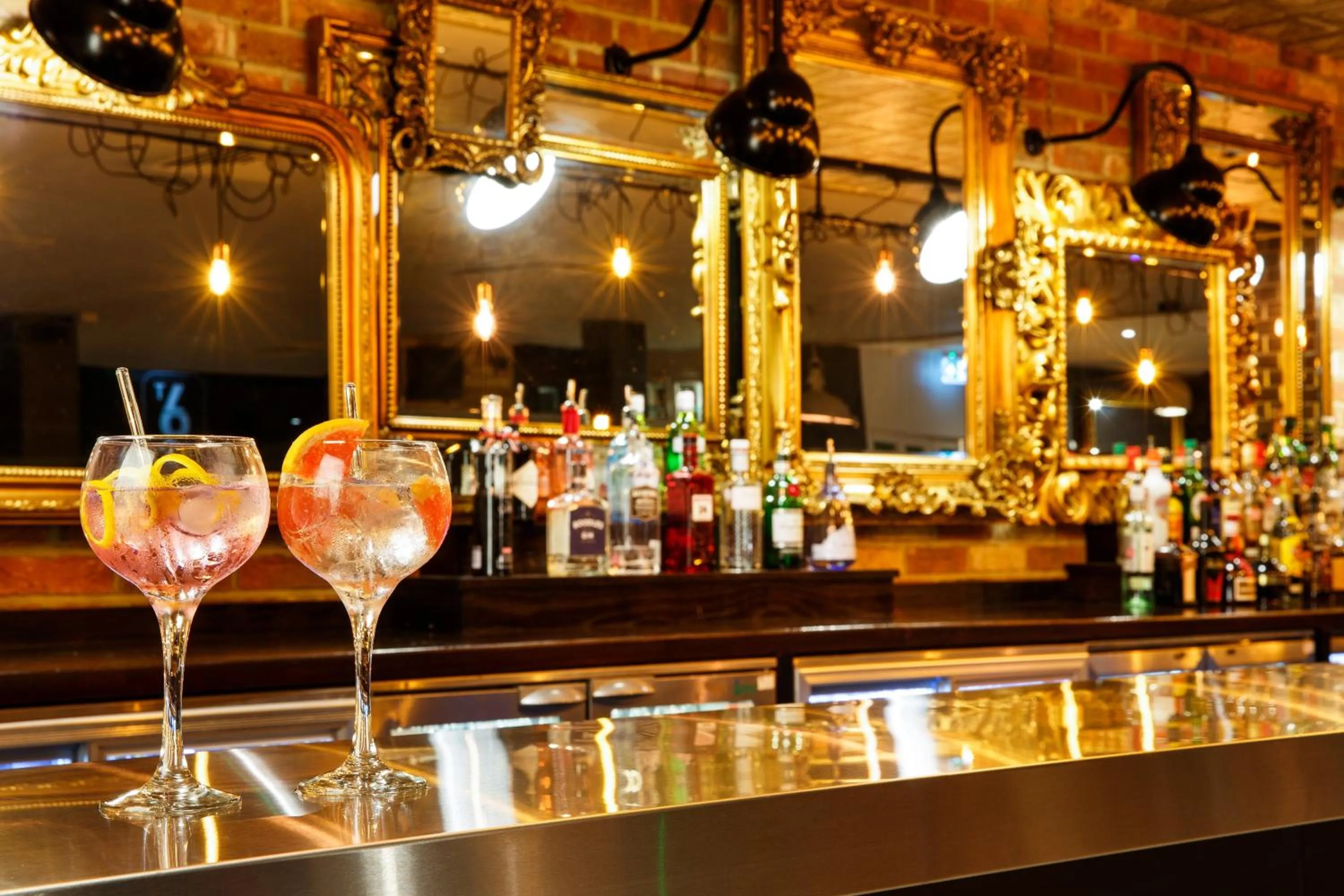 Lounge or bar in Holiday Inn London - Heathrow M4Jct.4