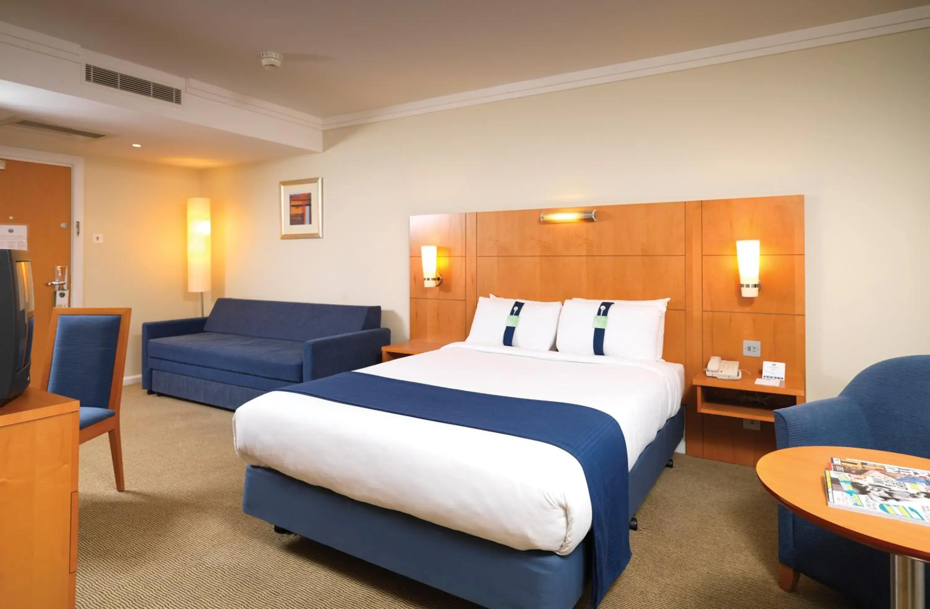 Photo of the whole room, Bed in Holiday Inn London - Heathrow M4Jct.4