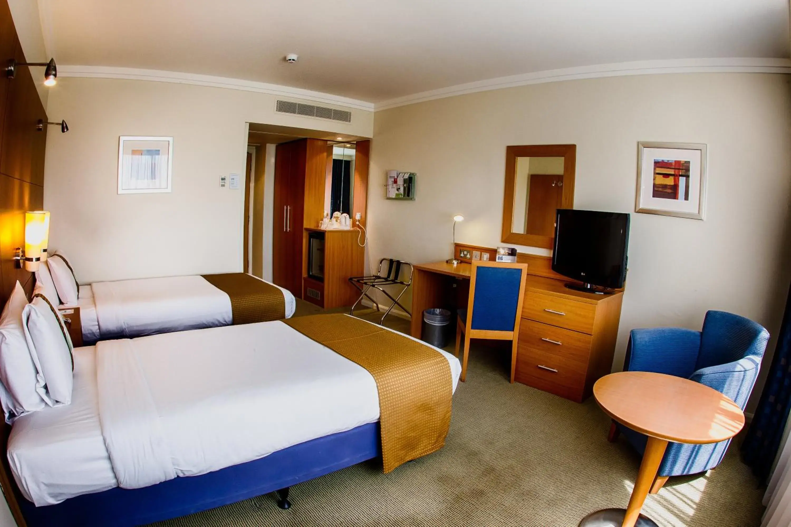 Photo of the whole room in Holiday Inn London - Heathrow M4Jct.4