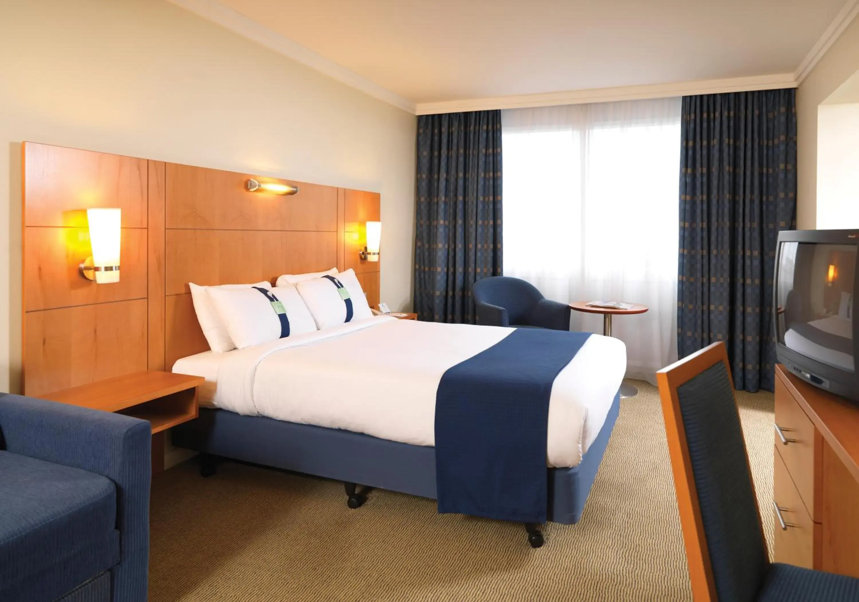 Photo of the whole room, Bed in Holiday Inn London - Heathrow M4Jct.4