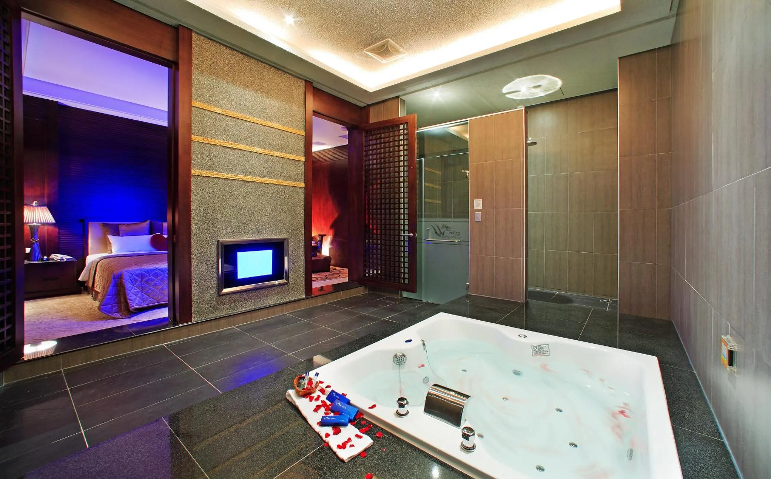 Shower in Blue Coast Spa Motel