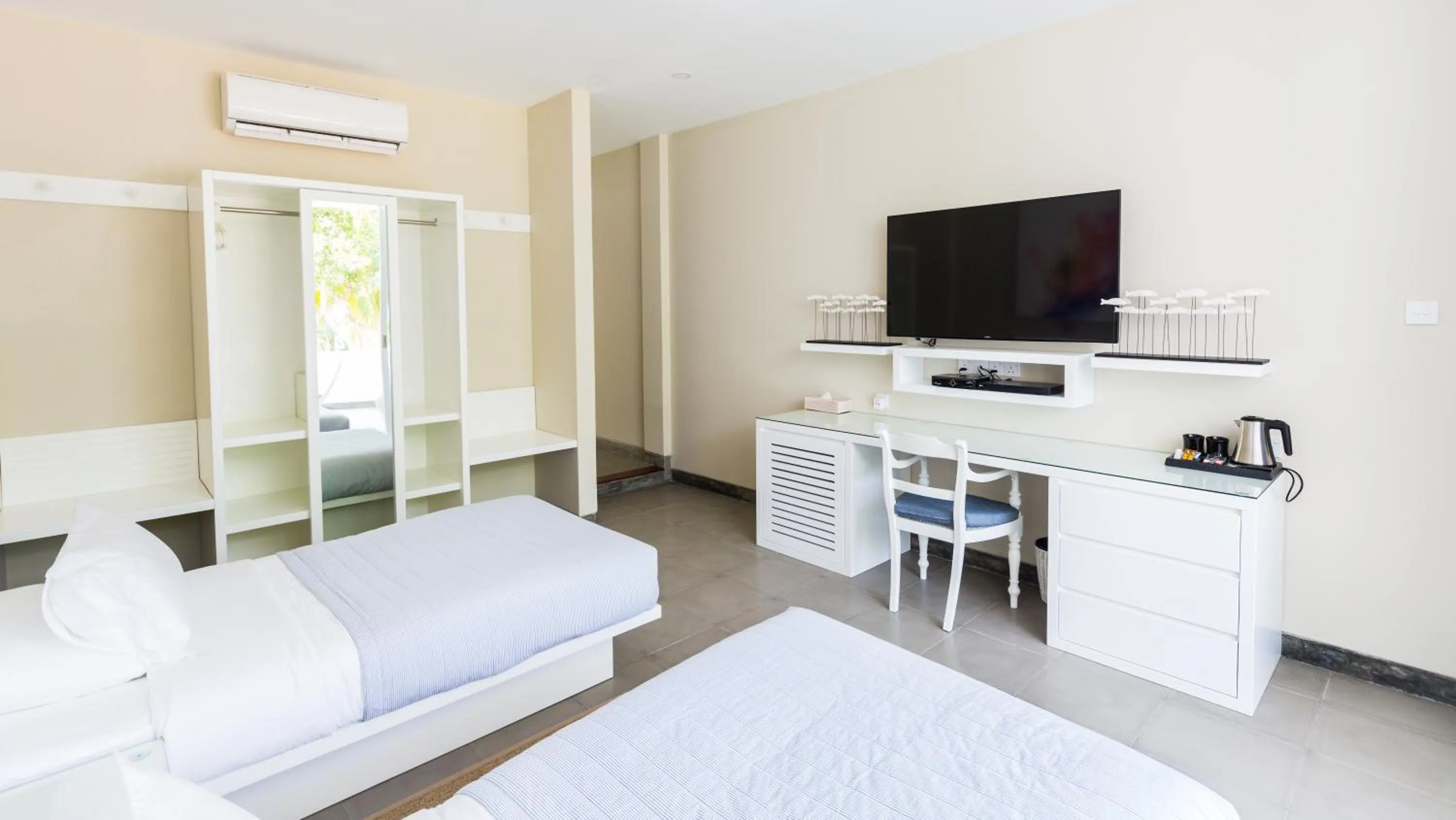 TV and multimedia, Bed in Taru Villas Mawella - Tangalle