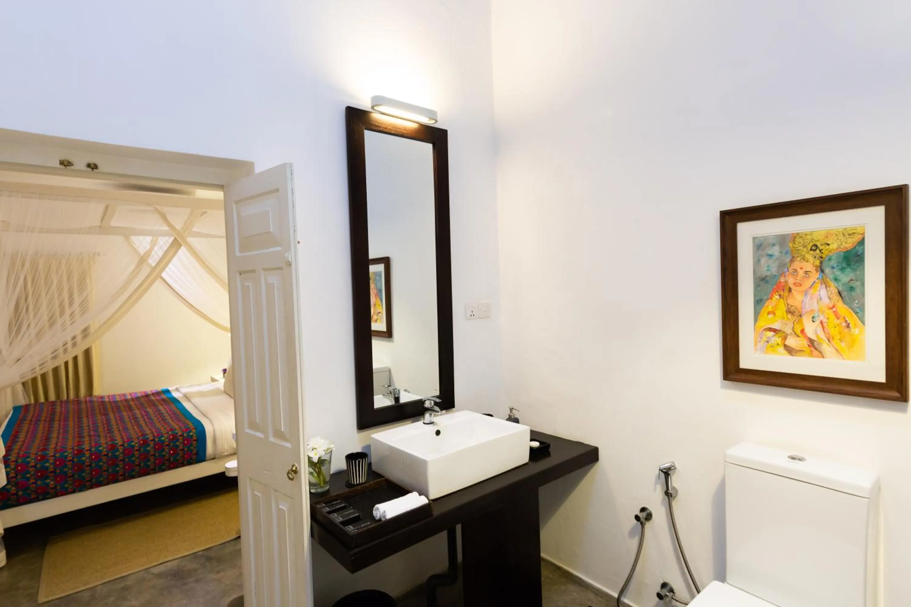 Bathroom, Bed in Taru Villas 906 - Hikkaduwa