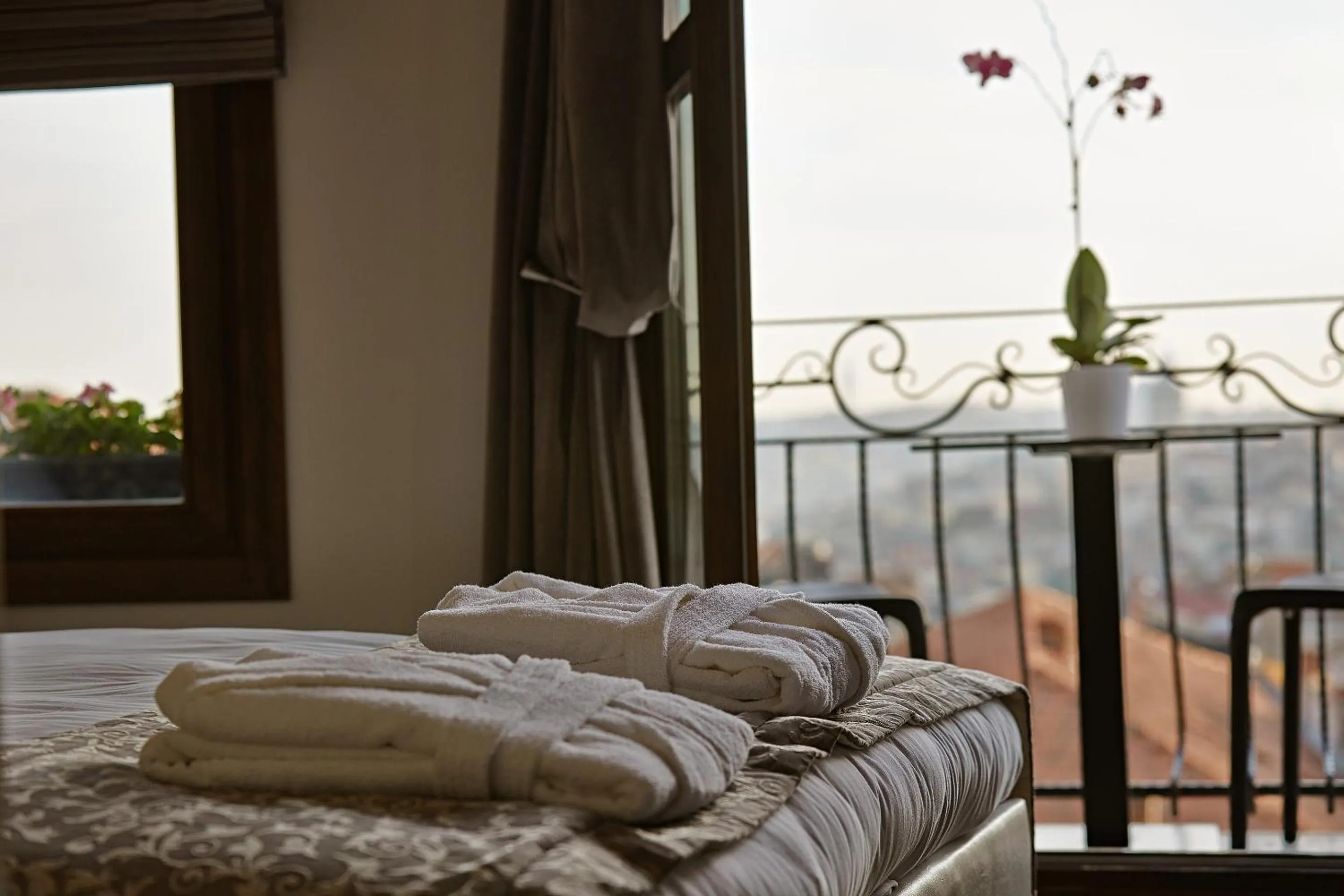 Balcony/Terrace, Bed in Arart Hotel