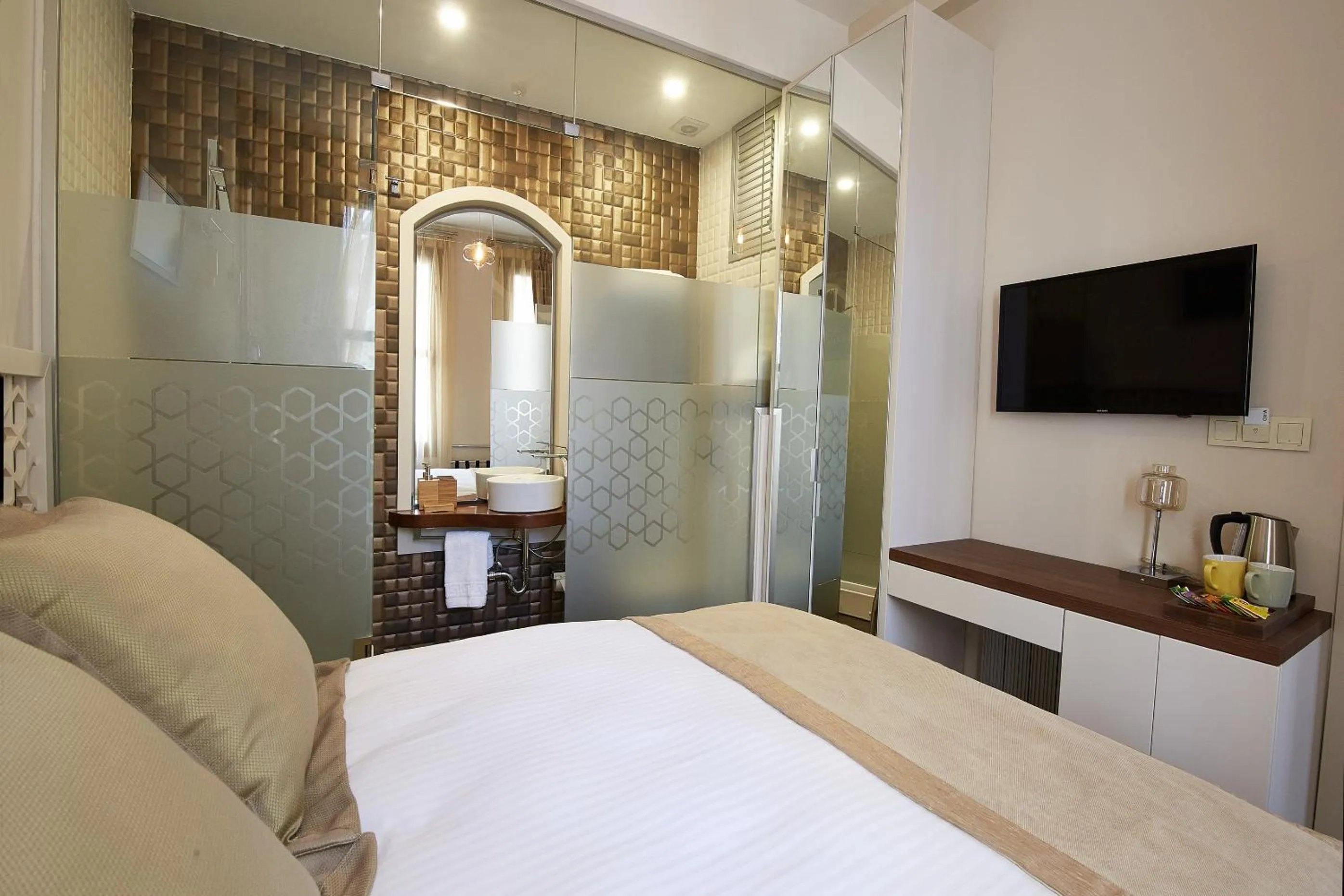 Photo of the whole room, Bed in Arart Hotel