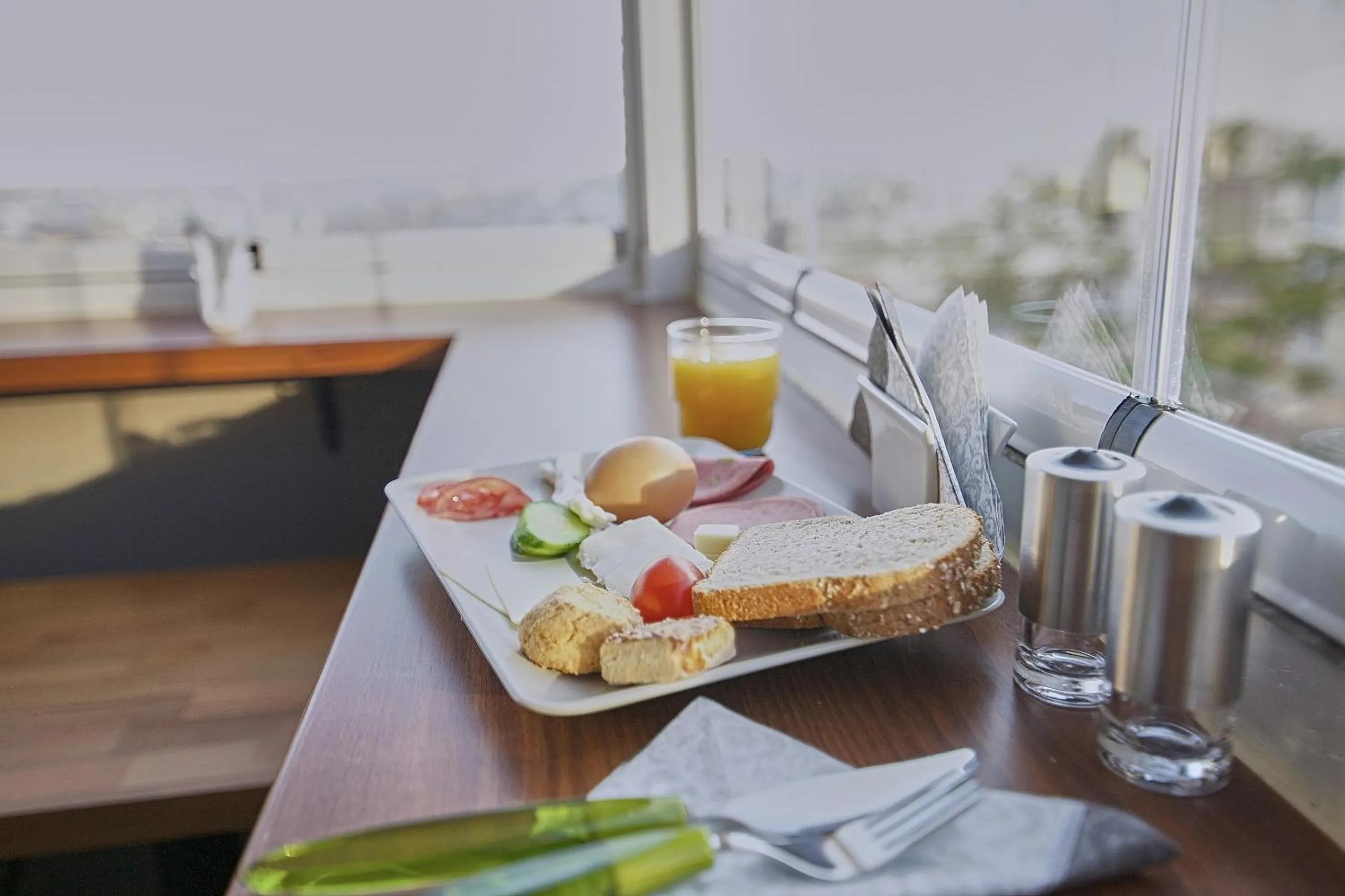 Restaurant/places to eat in Arart Hotel