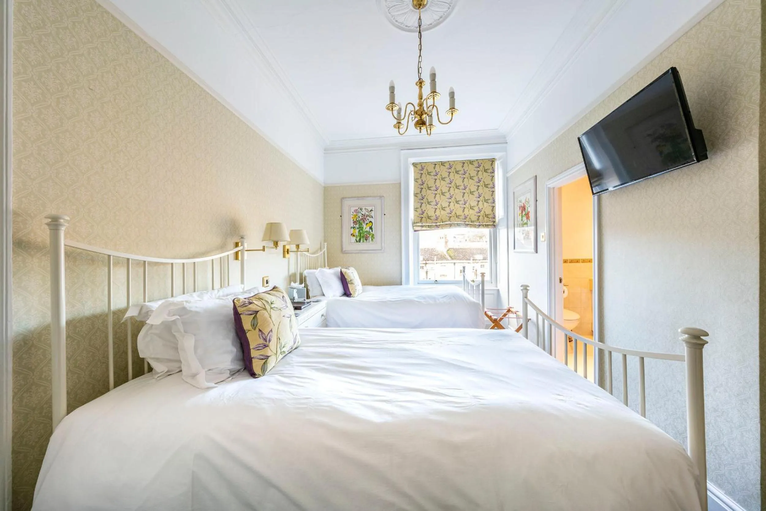 Photo of the whole room, Bed in The Kennard