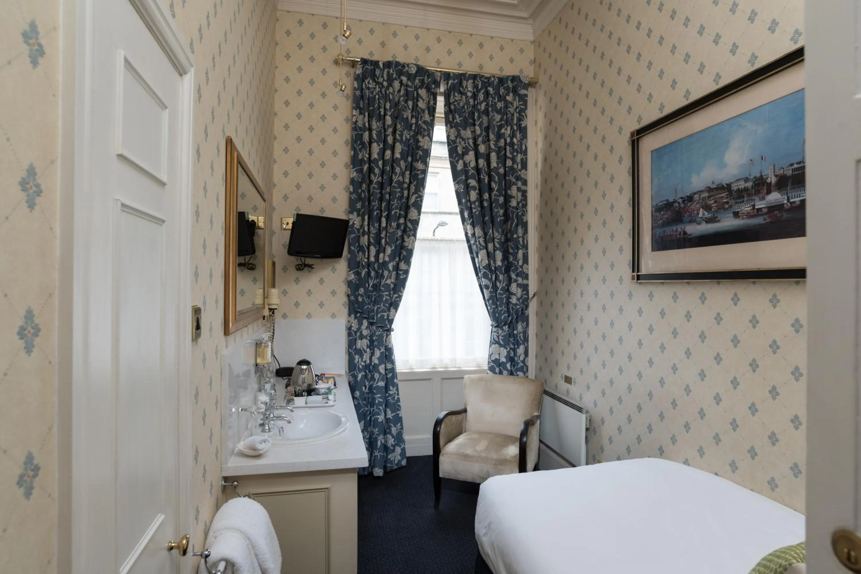 Photo of the whole room, Bed in The Kennard