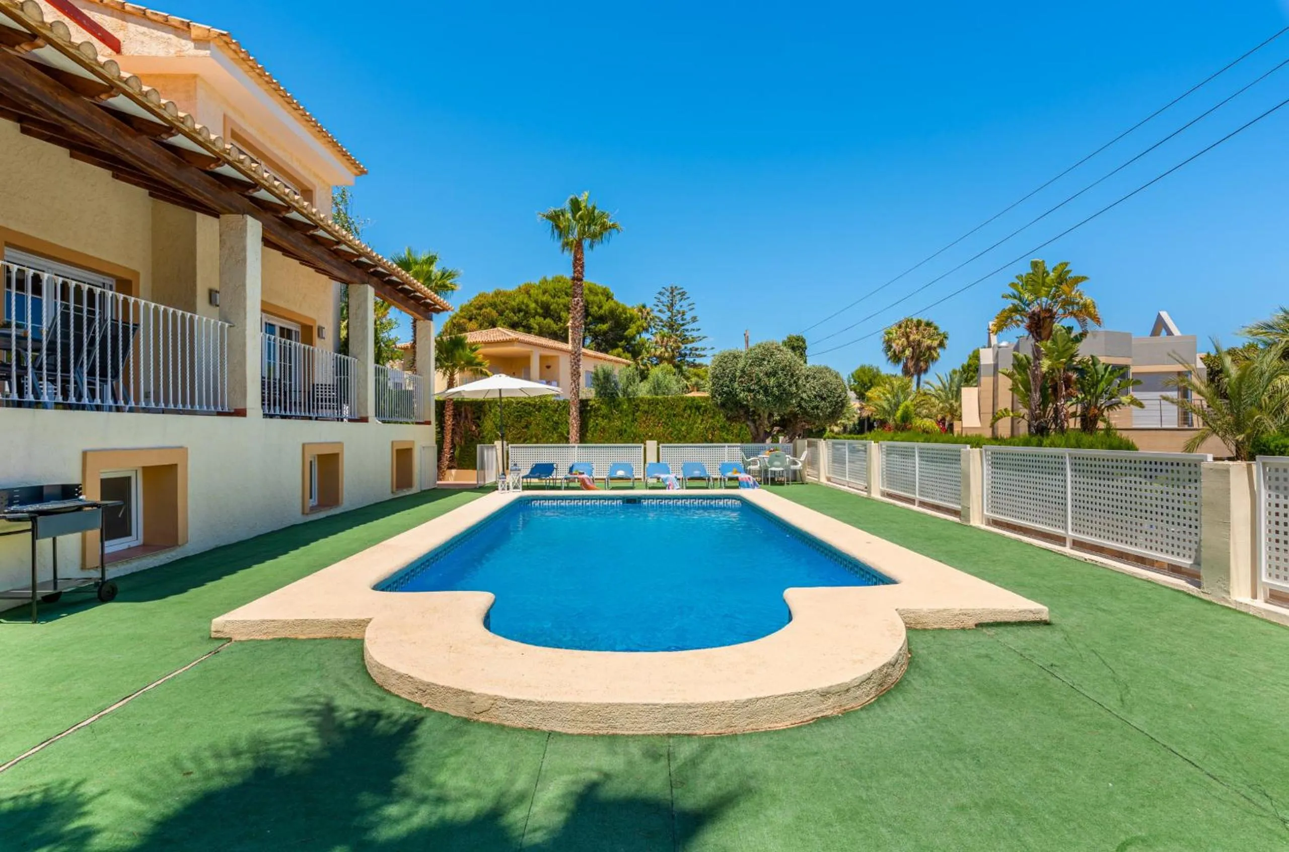 Swimming pool in Villa Dorada - PlusHolidays