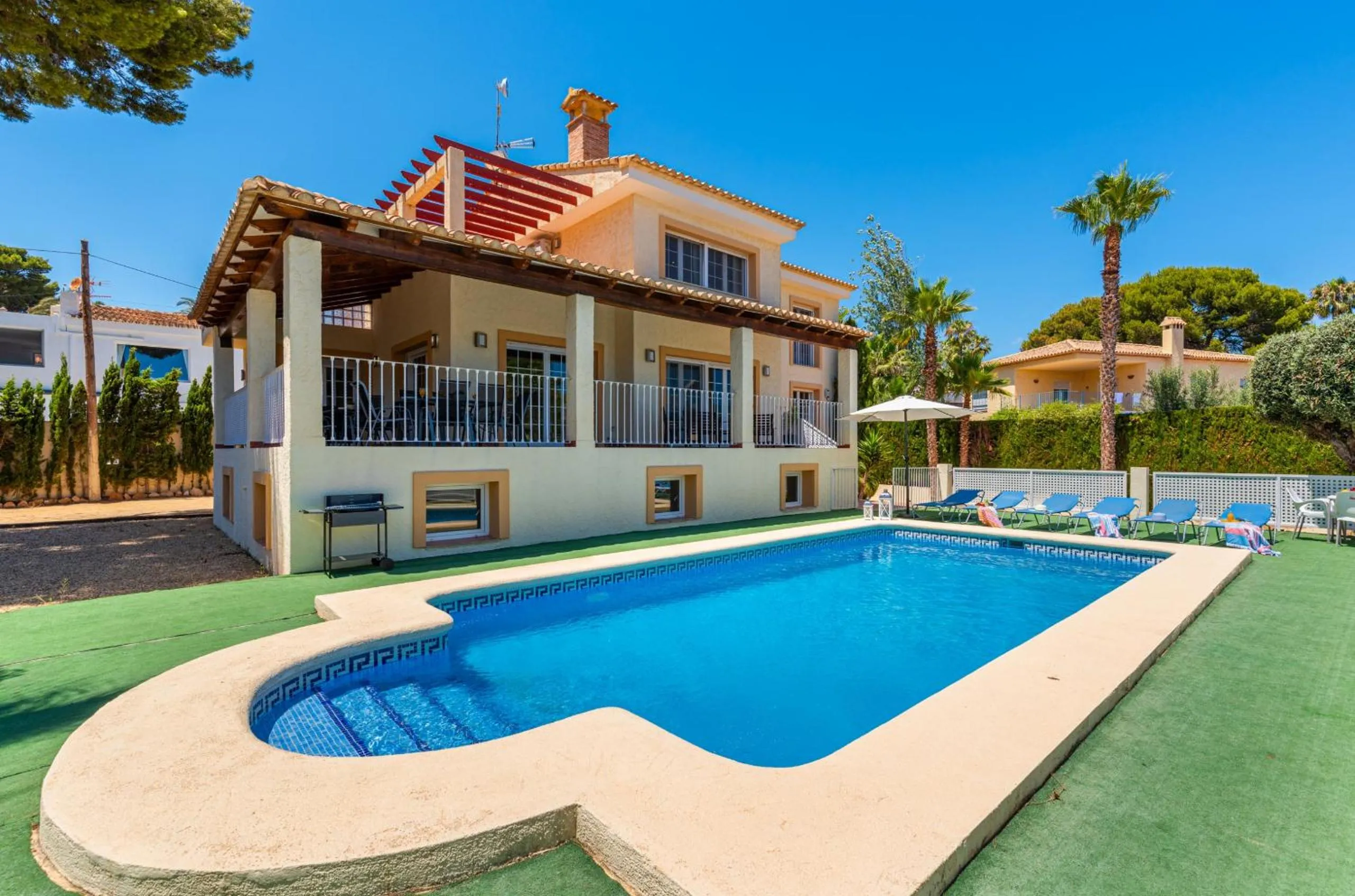 Swimming pool in Villa Dorada - PlusHolidays