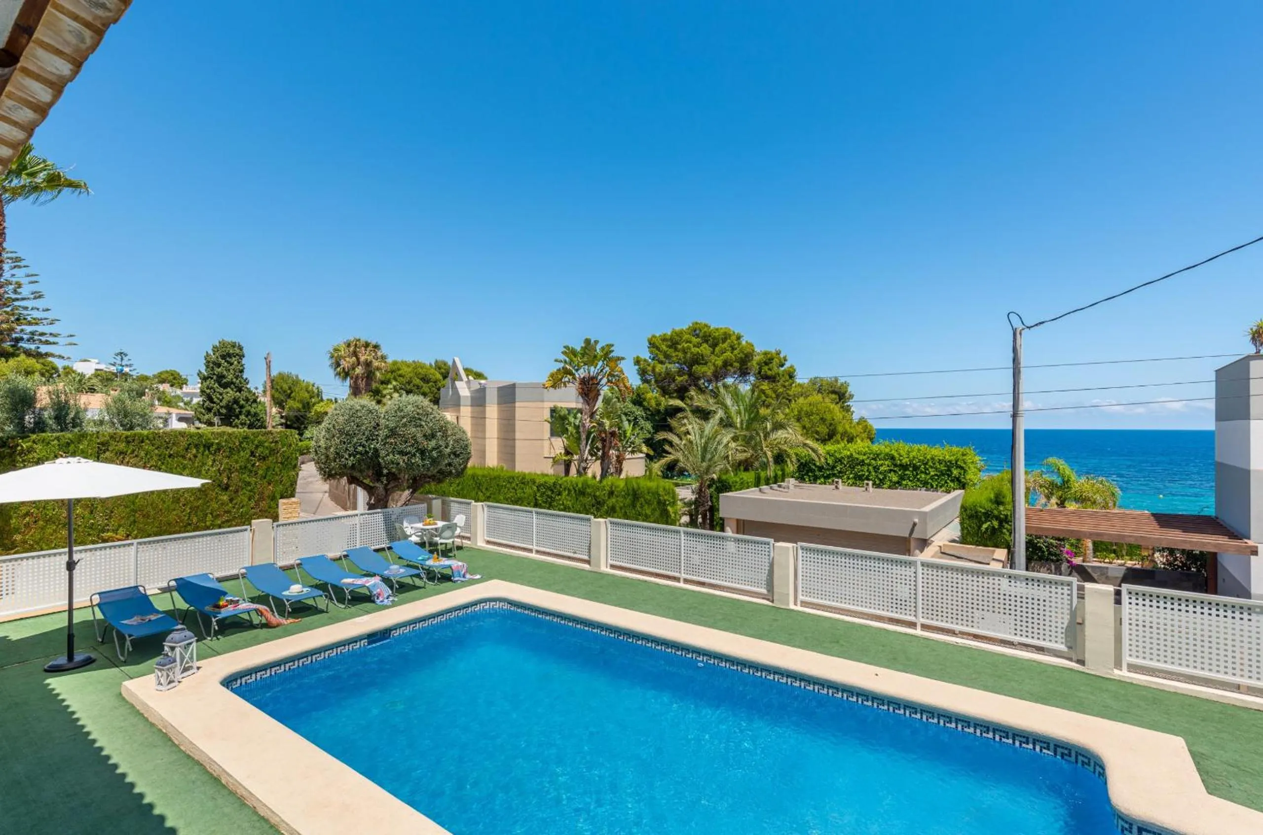Swimming pool in Villa Dorada - PlusHolidays