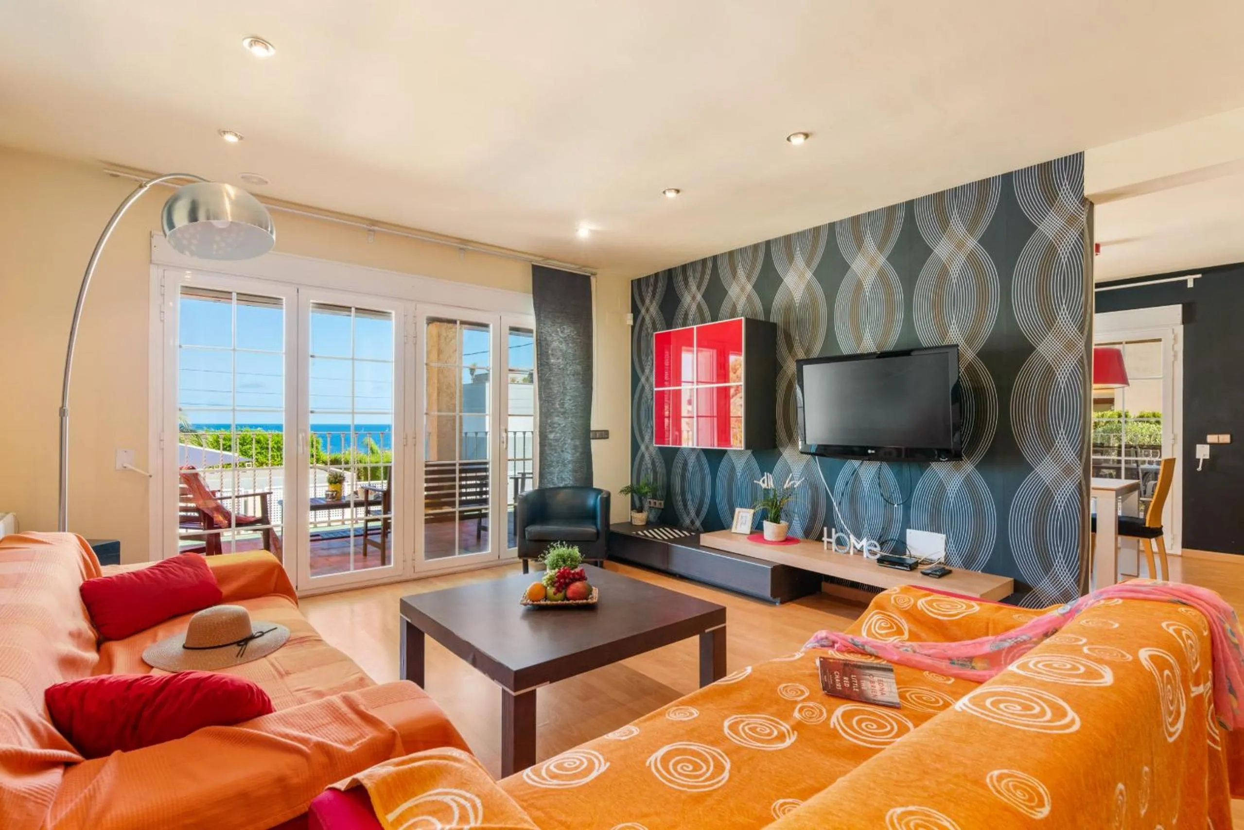 Communal lounge/ TV room in Villa Dorada - PlusHolidays