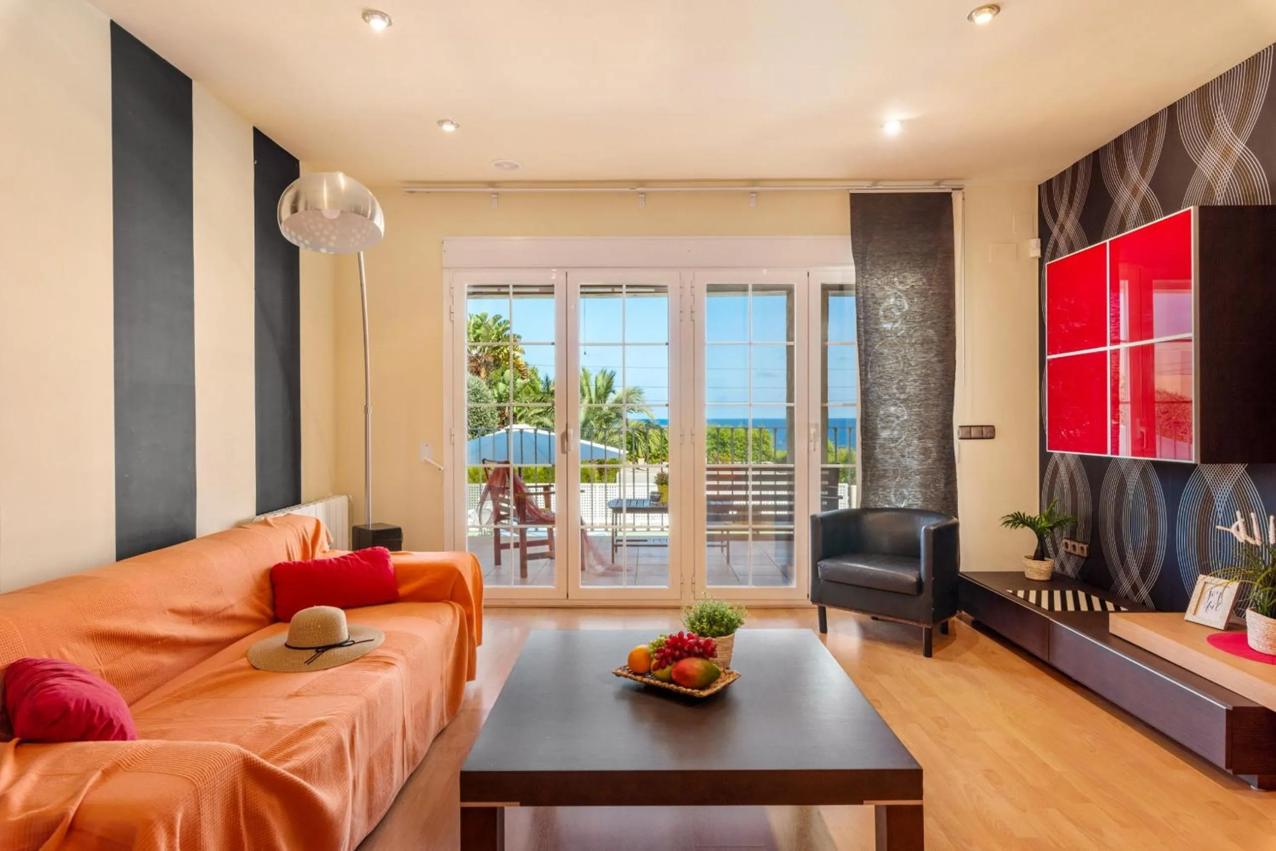 Communal lounge/ TV room in Villa Dorada - PlusHolidays