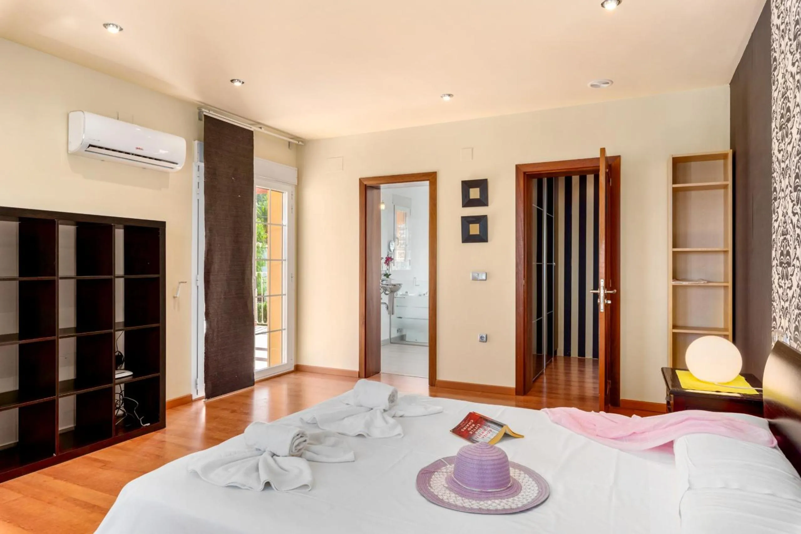 Bed in Villa Dorada - PlusHolidays