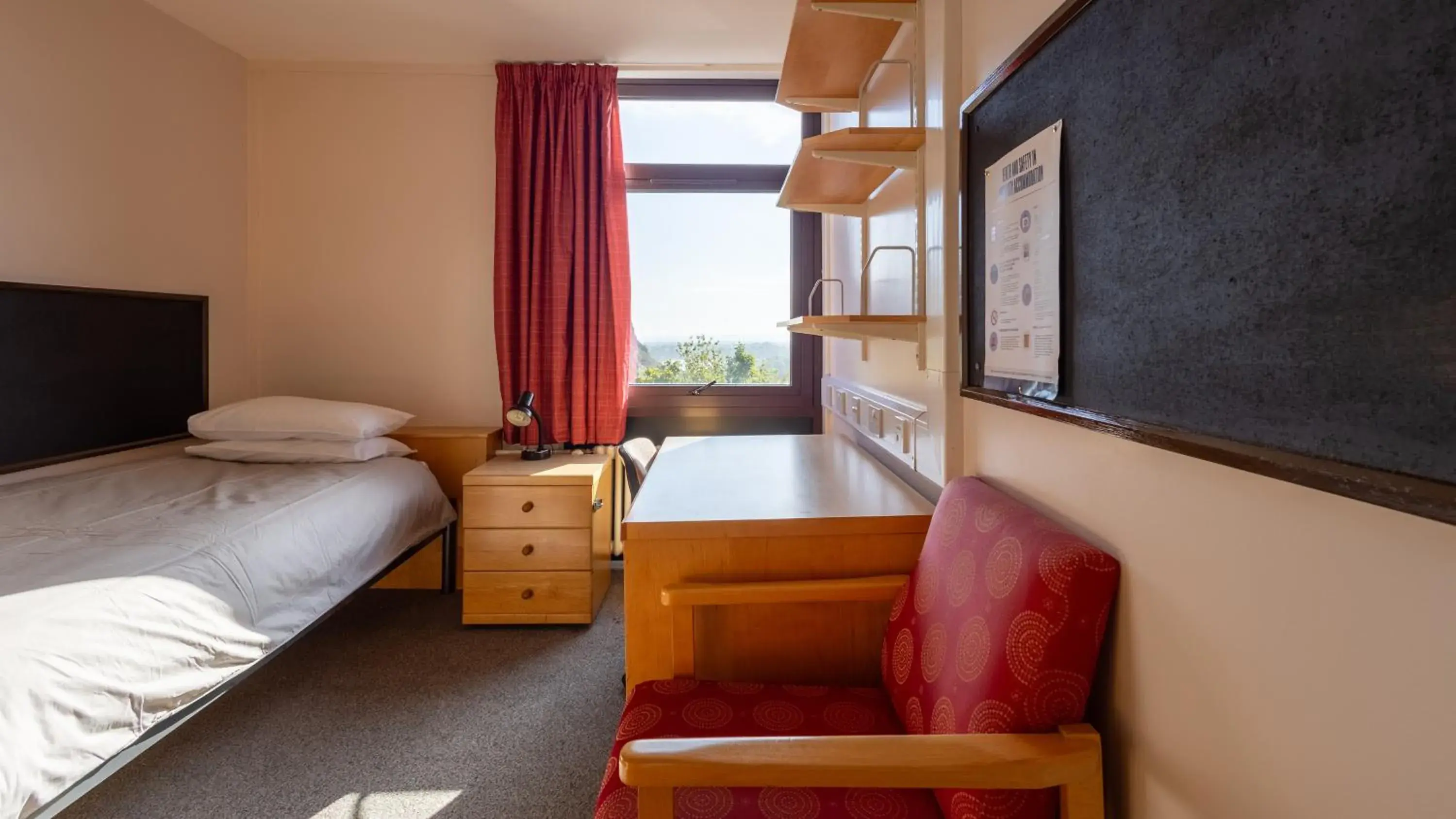 Standard Single Room with Shared Bathroom in Summer Stays at The University of Edinburgh Standard Single Room with Shared Bathroom in Summer Stays at The University of Edinburgh