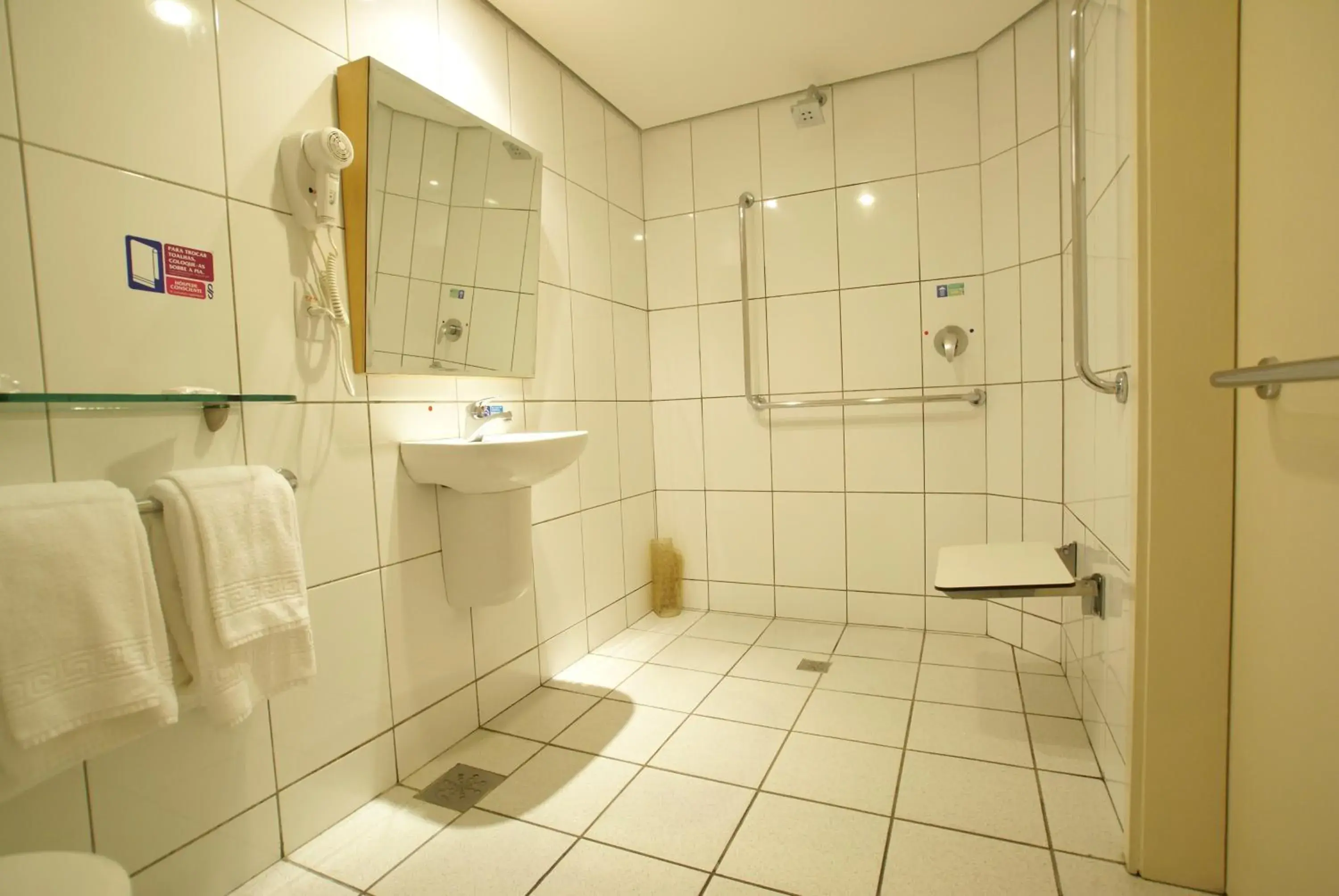 Bathroom in Hotel Diogo Bathroom in Hotel Diogo