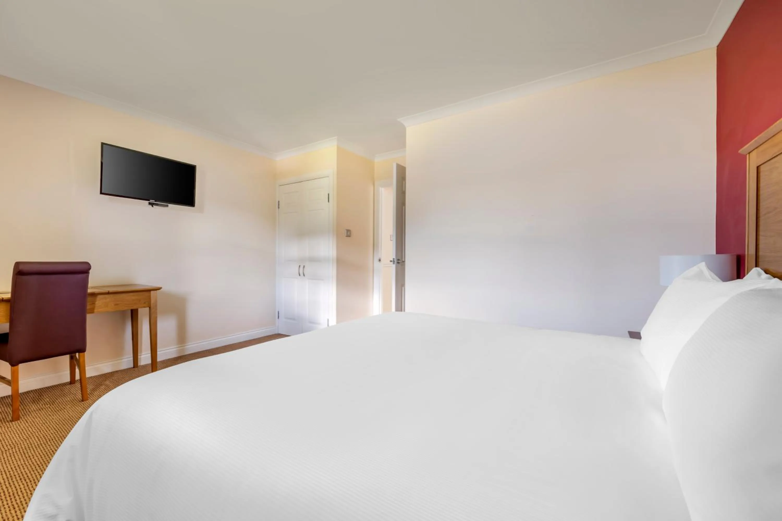 Bedroom, Bed in The Kenmore Club