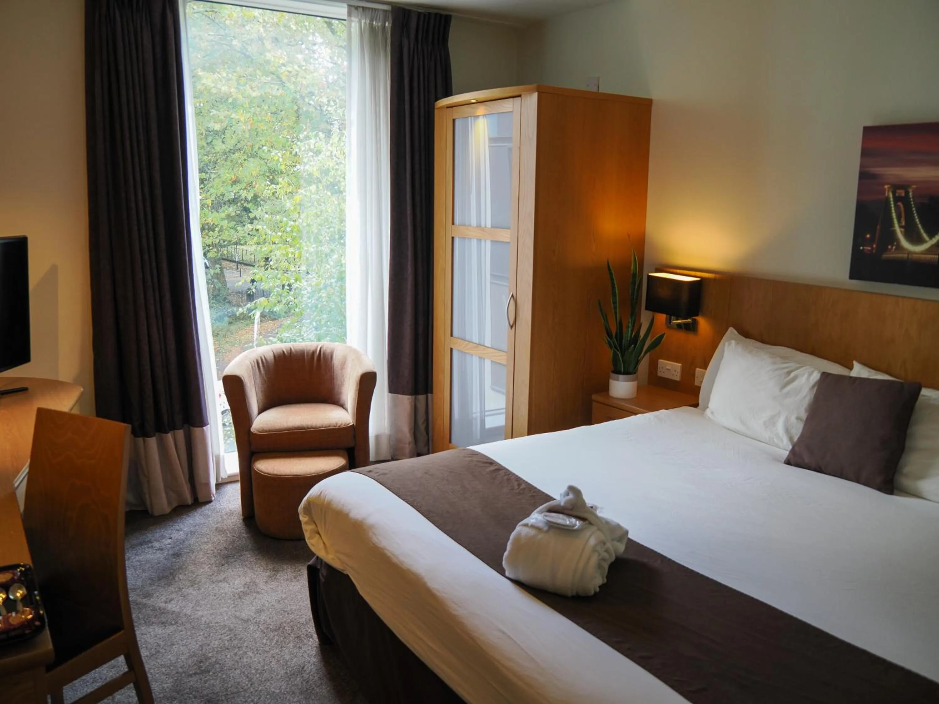 Bedroom, Bed in Future Inn Bristol