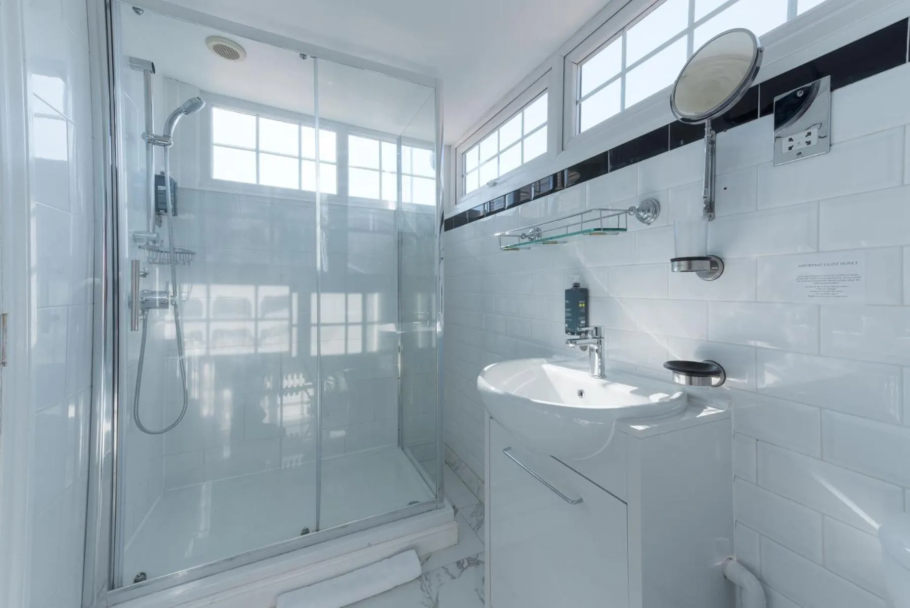 Shower in Florence House Boutique Hotel and Restaurant