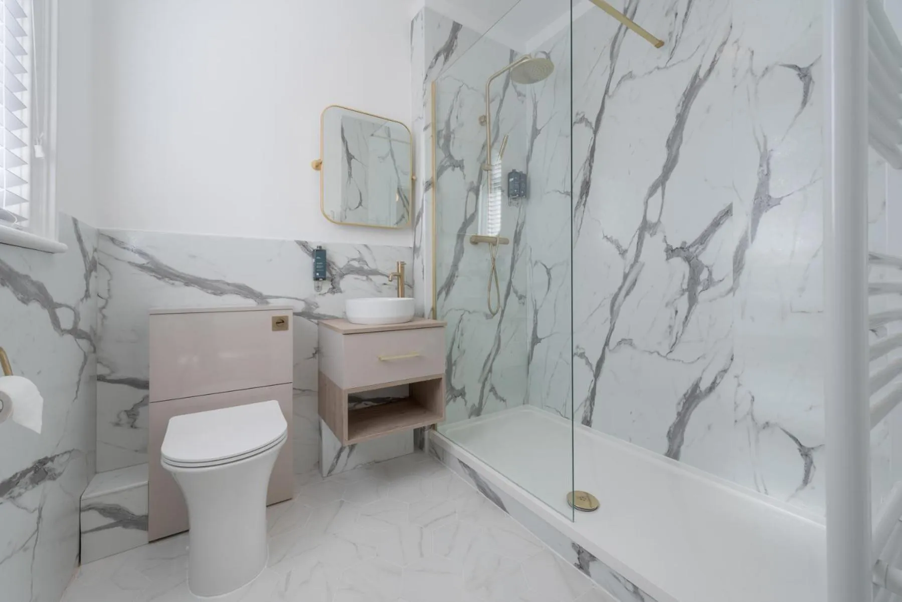 Shower in Florence House Boutique Hotel and Restaurant